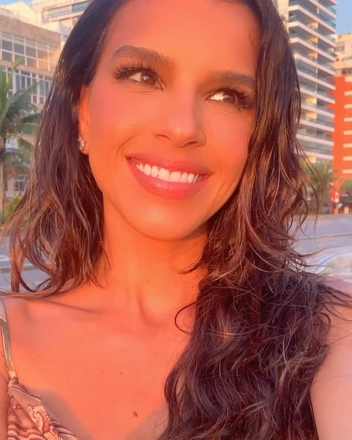 Mariana Riosのインスタグラム：「5:30 ☀️  Eu morei 12 anos no Rio e nunca presenciei esse nascer do sol antes. Escrevo pra dividir com vocês o que senti. Aliás, tô emocionada até agora e não sei explicar porque. Alguém explica Deus?  Não!  Na verdade eu trabalhei hoje o dia todo aqui e a noite também. E voltando pro hotel, o dia começou a nascer e com ele esse céu. Um verdadeiro presente. Eu senti uma vontade de chorar mas não de tristeza. Era uma emoção misturada com gratidão. Então pedi pro motorista parar um pouco na praia, eu desci e agradeci. Agradeci pela oportunidade de viver. De estar aqui hoje!  É tão fácil esquecer que a única coisa que nos pertence de fato é o hoje e nada mais!  Você se lembra disso sempre?  Eu olhei aquele céu e pensei: é tudo tão mais simples!!!  Hoje eu entendi que não preciso de um grande acontecimento em minha vida pra que ela faça sentindo. Aliás nunca precisei. Mas a compreensão sobre isso se tornou maior essa manhã ao ver o nascer desse sol. Eu entendi que basta olhar o céu que existe no meu interior para que eu tenha todas as respostas!  Fiquem com Deus!  🙏🏼」