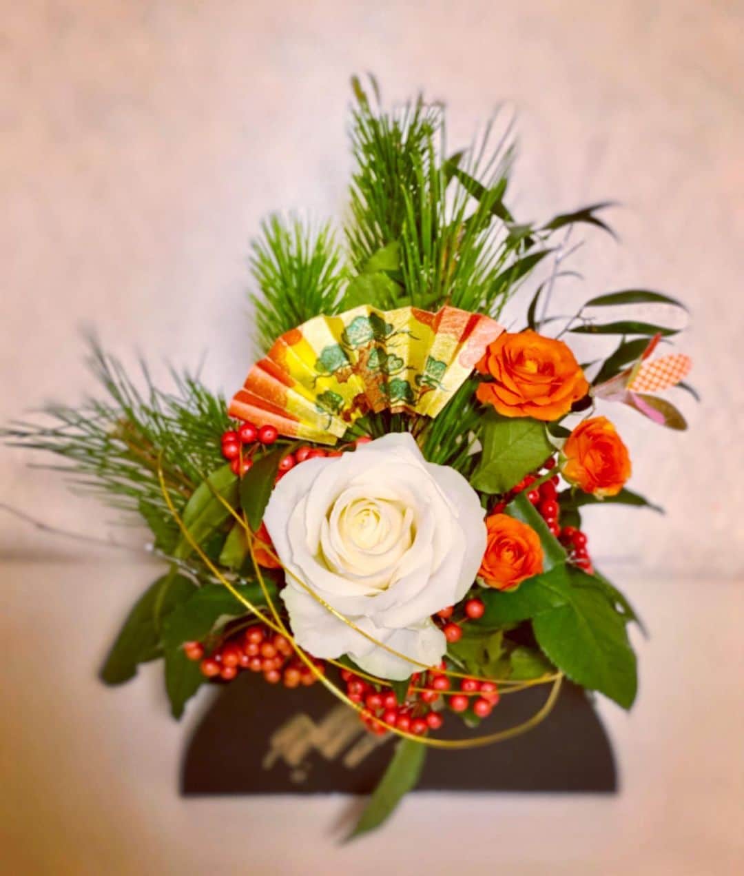 牛窪万里子さんのインスタグラム写真 - (牛窪万里子Instagram)「お正月のお花を2つアレンジして飾りました。  松の香りでお正月が来るという気分になります。  2021年は良い年になりますように祈りを込めて♡  #お正月飾り  #年末年始 #お正月花アレンジメント  #お正月花  #花のある暮らし  #もうすぐお正月 #買い出し  #フラワーアレンジメント  #お花好きな人と繋がりたい  #アナウンサー #元NHKキャスター #ライフスタイル #美 #マイクロインフルエンサー #インスタグラマー #instagood  #instadaily  #dailylife2020 #dailystyle2020 #hope  #photooftheday #followme #フォローミー  #igers」12月30日 18時19分 - mariko_ushikubo