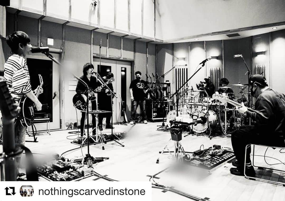 大喜多崇規さんのインスタグラム写真 - (大喜多崇規Instagram)「#Repost @nothingscarvedinstone with @get_repost ・・・ リハーサル中。﻿ ﻿ 本日20:00より、ナッシングスの公式YouTubeチャンネルにて、無料生配信ライブ"Dear Future”を開催！﻿ ﻿ 視聴URL、リマインダー登録は公式YouTubeチャンネルをチェックしてみてください。﻿ ﻿ 1時間程度のライブの予定です。﻿ ﻿ お見逃しなく！﻿ ﻿ #nothingscarvedinstone #ナッシングス #ncis #silversunrecords #dearfuture」12月30日 18時20分 - oniy02