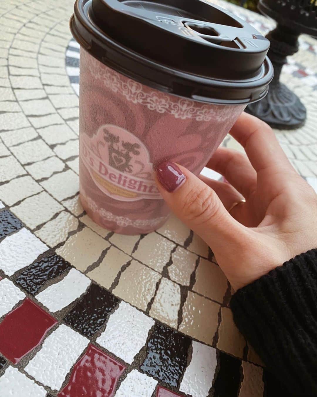 eiko kagamiのインスタグラム：「. . 今年のラストネイル💅 入ったカフェと色合いがピッタリで可愛すぎて ここぞとばかりに😆📸🤍 . . . @nail_marimari  今年も沢山の可愛いネイルをありがとう!!❤︎ 来年もよろしくね🥰 . . . #nail #newnail #ネイル #カフェ #ディズニーランド」