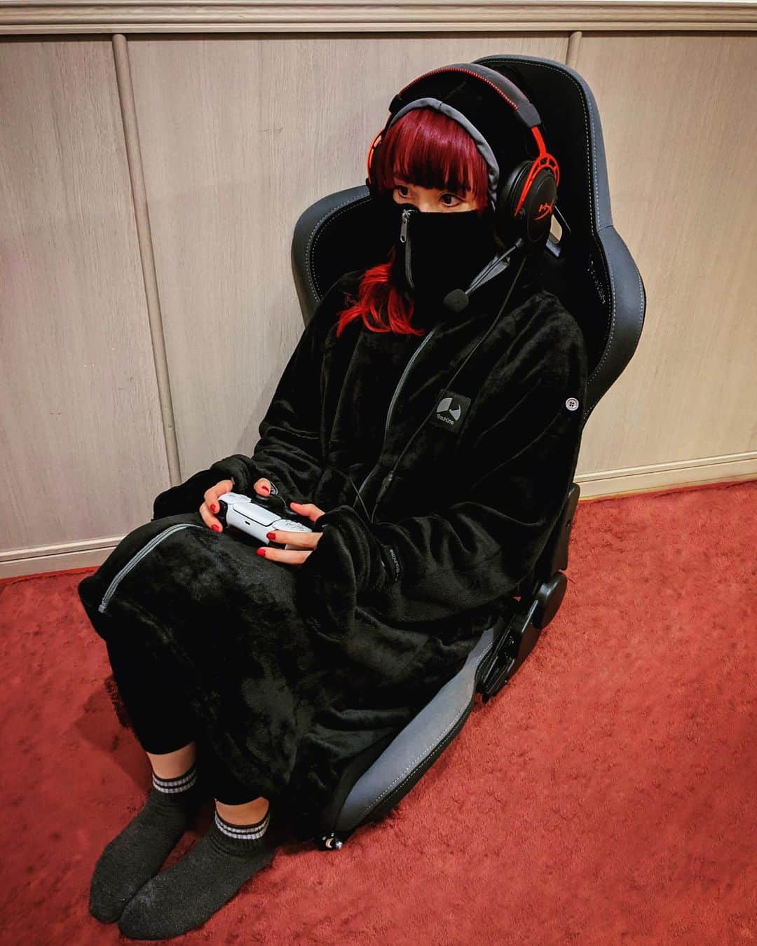 ながしまみのりさんのインスタグラム写真 - (ながしまみのりInstagram)「PS5に加え、ゲーミング着る毛布まで手に入れてしまった🎮﻿ ・﻿ #PS5﻿ #PlayStation5﻿ #bauhutte﻿ #バウヒュッテ﻿ #hyperx﻿ #ゲーミング着る毛布﻿ #ゲーミング座椅子﻿ #ゲーミングヘッドホン﻿ #ゲーミングフルコーデ」12月30日 18時22分 - minori.nagashima