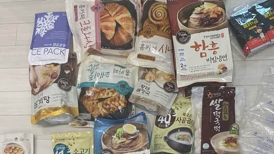 キム・ヨンチョルさんのインスタグラム写真 - (キム・ヨンチョルInstagram)「아 나 이 영상 처음 시작하고 5초만에 울뻔  ㅜㅜ 방금 도착했고 잘 받았어요. 늘 #sbs 조식을 먹고 하는데 제가 안보였나봐요 며칠 ㅜ 빨리 격리생활 슬기롭게 마치고 지하 식당으로 마스크쓰고 달려갈게요. 그리고 뭘 이렇게 많이 보내주셨어요? 거의 한달치에요. 저 이제 8일남았는데 ㅋㅋㅋㅋㅋㅋㅋㅋㅋㅋㅋㅋㅋㅋㅋㅋ 양이 많아 더 감동 ㅠㅠㅠ 감사 오늘은 따듯하게 보낼게요 밖 춥다면서요?? 전 잘 모르지만 ㅋㅋㅋㅋ 여튼 다들 즐 저녁~  #아워홈 감사 난 지금 #마이홈 나는야 스브스 #조식요정」12月30日 18時32分 - luxekim