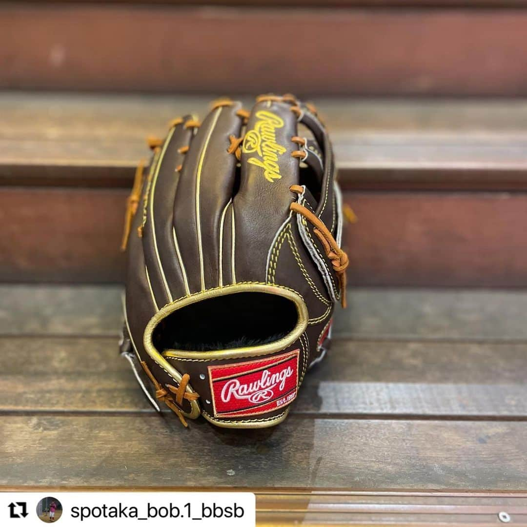 Rawlings Japanさんのインスタグラム写真 - (Rawlings JapanInstagram)「#Repost @spotaka_bob.1_bbsb with @make_repost ・・・ 、 〜商品紹介〜 、 、 Rawlingsシリーズでございます！ このカラーはほんまに好き。笑 シンプルだけど、ゴールドがオシャレ、 、 、 そして、型も素晴らしい。 欲しい、BOB欲しいグラブ。笑 、 、 みなさまも、ぜひ店頭でご覧ください！ 、 、 #Rawlings #ローリングス #野球好き #野球マニア #野球したい #野球欲 #物欲 #グラブコレクション #グラブ好き #グラブマニア #グラブ #グローブ #草野球人 #草野球 #野球大会 #草野球大会 #ラベル交換 #ラベル変更 @rawlings_japan_llc」12月30日 18時24分 - rawlings_japan_llc