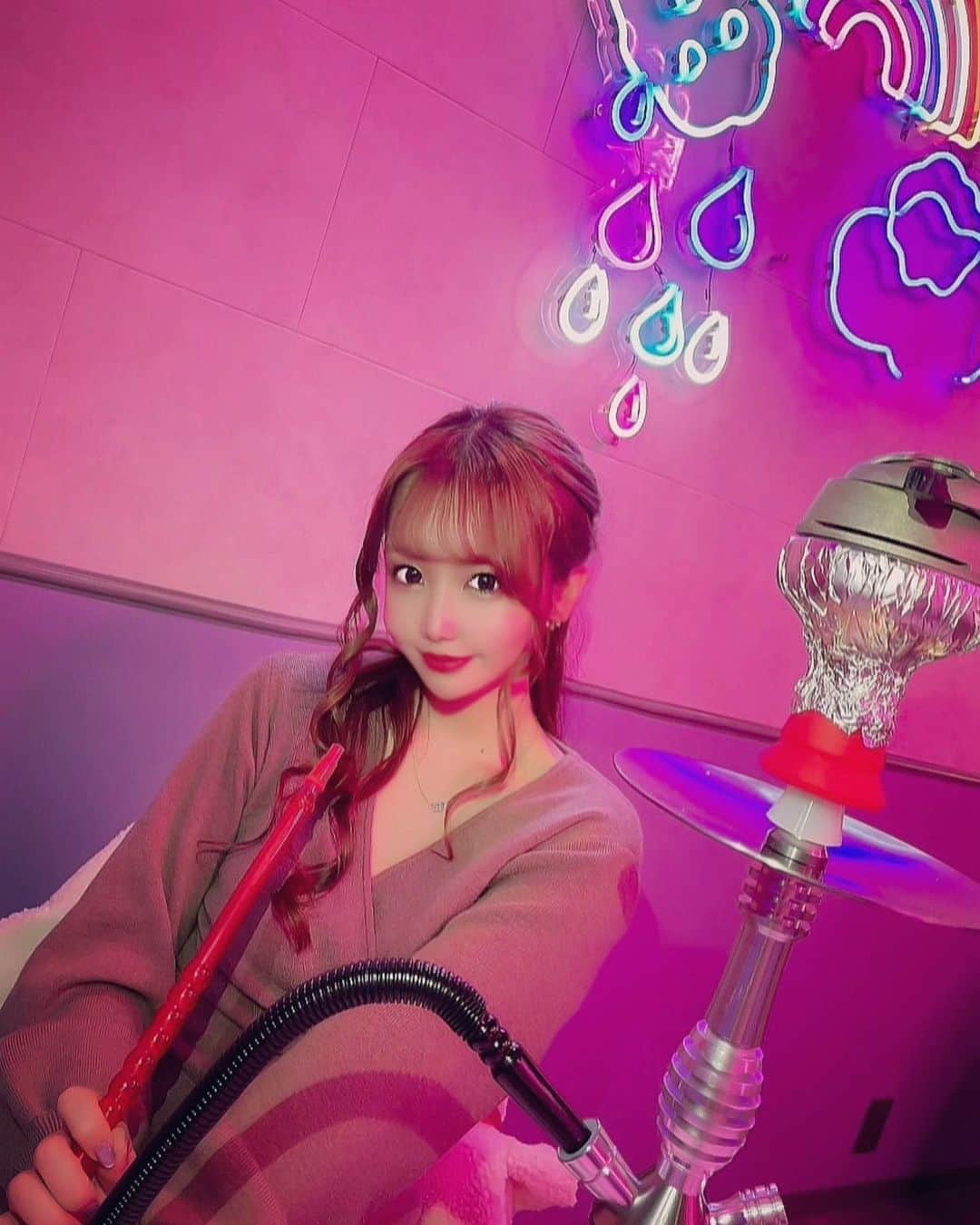 のインスタグラム：「シーシャ💗 みのせんせーとゆめちゃんに会いに行ってきた🧚‍♀映えスポットでしたちるちる . . . #シーシャ　#シーシャバー #ヘアアレンジ #インスタ映え #名古屋 #錦 #女子大 #錦3 #salondegold #キャバクラ  #キャバ嬢 #クラブ  #ニュークラブ #ラウンジ #自撮り #シャンパン #歌舞伎町 #六本木 #銀座 #北新地  #ミナミ #中洲 #すすきの #followforfollowback #いいね #followｍe #following #かわいい #instalike #instagood #instalike」