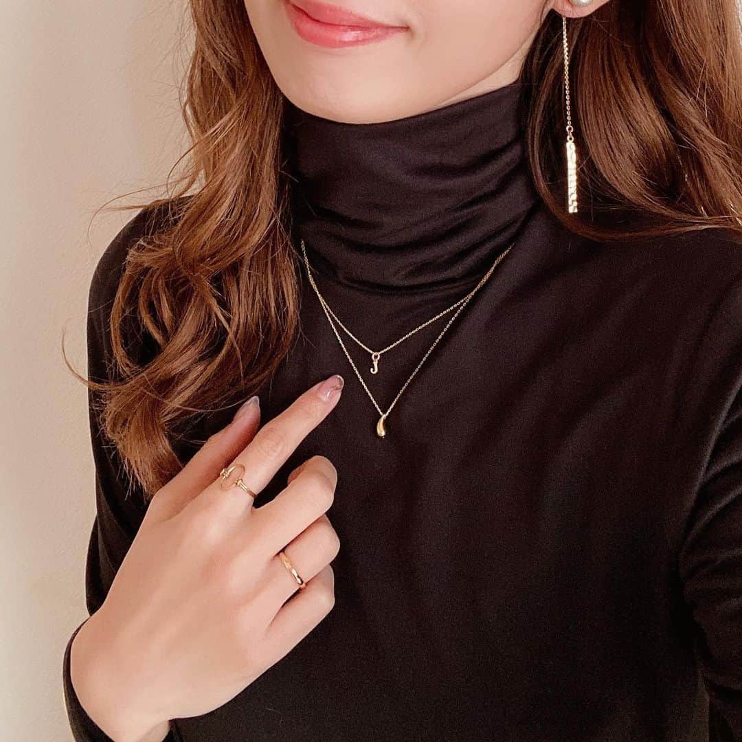 haruru0724さんのインスタグラム写真 - (haruru0724Instagram)「. アクセサリーは @lavenir.jp ❤︎ プチプラなのに高見えアクセサリーで とっても可愛いよ🙌💕 暇さえあればチェックしてしまう🤍 . . 私の身につけてるアクセサリーはこれだよ👇🤍 ✔️（silver925）gold engage ring ✔️（silver925）one line ring ✔️（silver925）rain drop necklace ✔️（silver925）initial necklace [A~Z] . . . #brandbuildershop #アクセサリー #ネックレス #リング #ゴールドアクセサリー #ゴールドネックレス #ゴールドリング #ロングネックレス #イニシャルネックレス #韓国ファッション #韓国ブランド #韓国好きな人と繋がりたい #韓国好き #ジュエリー #ママファッション #ママコーデ #大人可愛い #大人カジュアル #カジュアルコーデ #シンプルコーデ #きれいめカジュアル #30代ファッション #30代コーデ #大人armyと仲良くなりたい #大人armyと繋がりたい #大人army #mamagirl #locari #partegram」12月30日 18時27分 - haruru0724