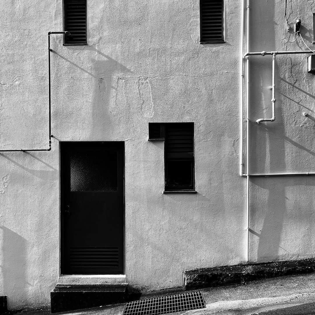 naotakeのインスタグラム：「ドア - A door / iPhone 12 Pro Max & Snapseed, 20201231 . . ファミマのおにぎりを買ってみた。いつもセブンばかりだったので、違いがよく分かった。 . . #spicollective #royalsnappingartists #infamous_family #rsa_main #infinity_photo_cult #2_fineart #jp_gallery_member #jp_gallery_bnw #trb_bnw #wp_bnw  #bnw_life #bnwlife_member #bnw_life_shots #bnw_captures #world_bnw #top_bnw #team_jp_ #team_jp_モノクロ #ig_energy_bw #ig_nihon #streetphotographybnw #igersjp #blackandwhite #bnw #bnwphoto #monochrome #bw #bnwphotography #ShotOniPhone #shotoniphone12promax」