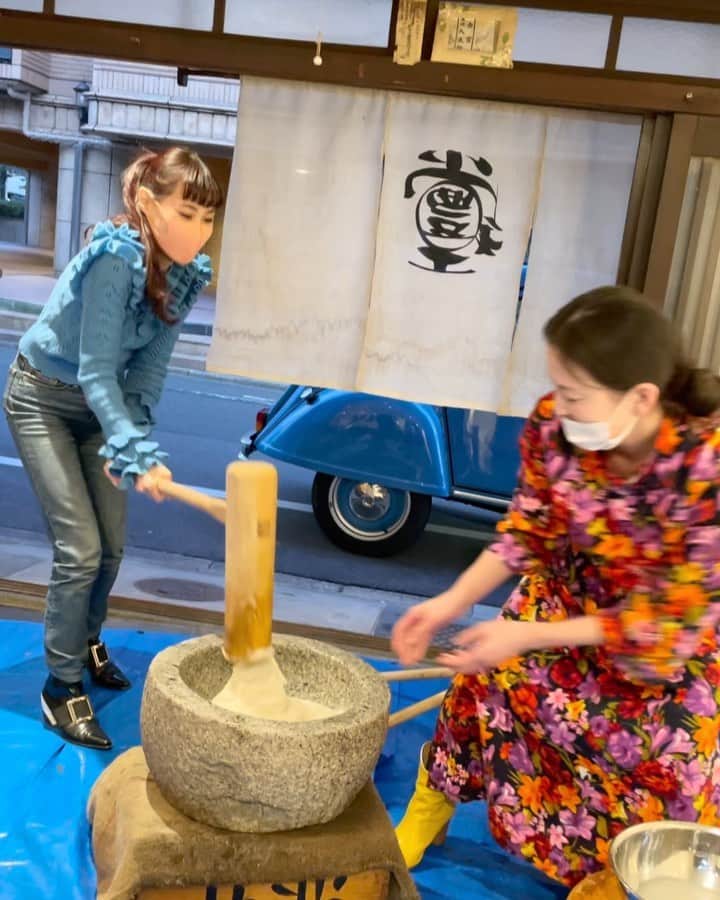 のインスタグラム：「豊和堂さんでのお餅つき楽しかった😆💖 もう少し家掃除したら無事新年迎えられそう🎍🌅 Making Mochi😂 MOCHITSUKI is one of Japanese traditional ceremonies that take place around end of the year🎍🌅 #餅つき #年末」