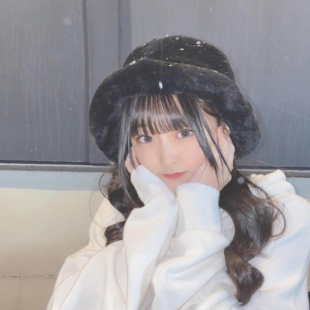 石橋颯さんのインスタグラム写真 - (石橋颯Instagram)「雪だ〜⛄ 雪が積もると寒く感じんくない？共感して…🥺  ･ ･ ･  #ootd #instagood #instalike #followme #いいね #アイドル  #ボア帽子  #雪 #冬コーデ #パーカー #フラッシュ #年末 #⛄」12月30日 18時29分 - ibuki__hkt48