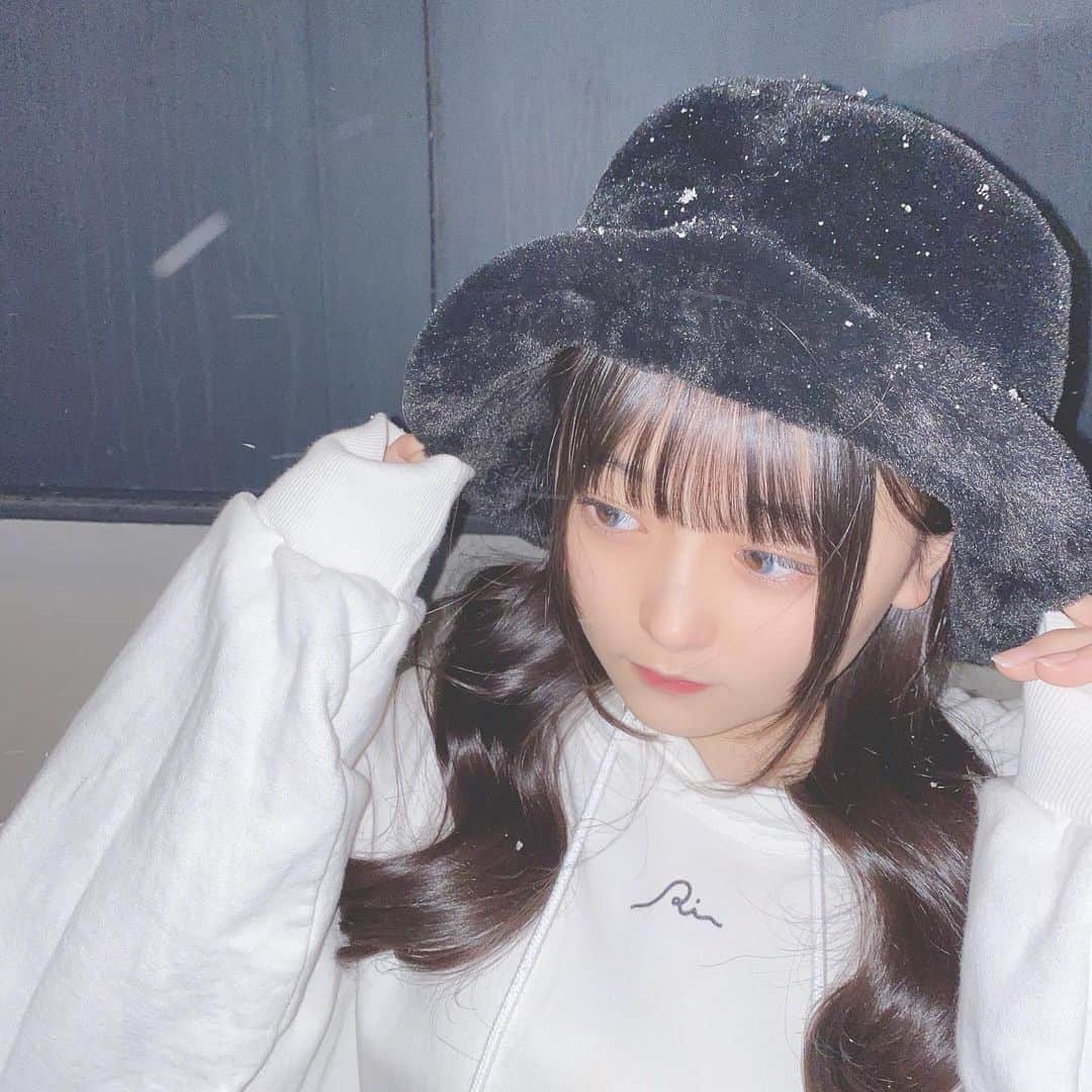石橋颯さんのインスタグラム写真 - (石橋颯Instagram)「雪だ〜⛄ 雪が積もると寒く感じんくない？共感して…🥺  ･ ･ ･  #ootd #instagood #instalike #followme #いいね #アイドル  #ボア帽子  #雪 #冬コーデ #パーカー #フラッシュ #年末 #⛄」12月30日 18時29分 - ibuki__hkt48