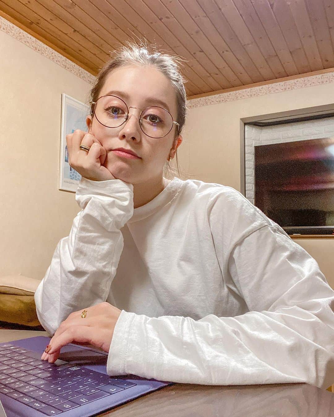 ドーキンズ英里奈のインスタグラム：「パソコン仕事完了💻 ⠀ 部屋の掃除と断捨離もしたし 仕事納められました〜。 ⠀ ⠀ 2020年は久しぶりにすっごく時間ができて 立ち止まって色々考えられたのは よかったかなぁと思います。 ⠀ 悔しかったことも沢山ありましたが そばで支えてくれる人のありがたさを 深く感じることができたのも良かったこと◎ ⠀ みんな、いつもありがとうね😊 ⠀ ⠀ ⠀ PC用のメガネをおむかえしました。 マッサージにいくと、 目が疲れてますよーっていつも言われるから… ⠀ ブルーライトカット👓 形状記憶合金のとっても軽いメガネで 壊れにくいっていうから 1度折り曲げてみたよね…笑 ⠀ Memorial Metalすごい。 本当に元に戻ってびっくりしましたー！ ⠀ ⠀ ⠀ ⠀ ⠀ #年末年始#仕事納め#memorymetal #ownways #パソコン仕事 #ブルーライトカット #よいお年を」