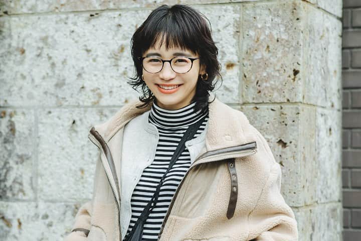 Zoff Officialのインスタグラム：「《ライフスタイルとアイウェア》 忍舞さん @sinobuuta  モデル/WOM (@wom0604 )ディレクター  モデルとして活動しながら、自身のアパレルブランドのディレクション、ヴィーガンスイーツのプロデュースなど幅広く活躍。一児の母でもある忍舞さんは、子供と一緒の時間もフィット感抜群のタフなアイウェアでストレスフリーに過ごします。  エネルギッシュな彼女が自分らしくいられる秘訣は、やりたいことをできるだけ我慢せずに楽しむこと。日々の刺激的な経験が今の彼女をつくっています。  Zoff SMART Skinny ZJ71017_49A1 ￥11,000(税込)  Photographer @takaki_iwata  #Zoff #EyePerformance #glasses #eyewear #ZoffSMART #ゾフスマート #メガネ #メガネ女子 #メガネコーデ #アイウェア」
