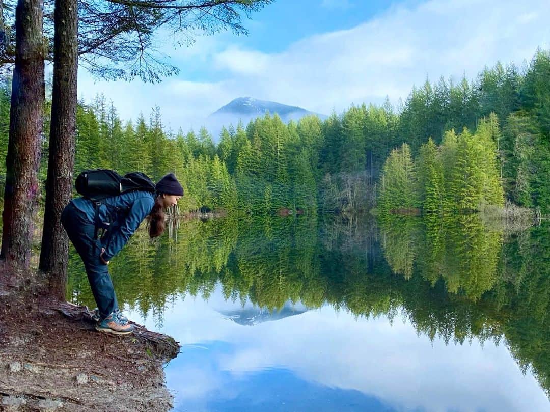 横井玲のインスタグラム：「The view just captivated me and never let go🌲  そんなわけで今年最後のハイキング、久しぶりの青空も垣間見えてラッキーでした٩( ᐛ )و 風がなかったので、湖が見事に第二の空に。 小〜さなお魚氏や虫氏が作る波紋が、それを水面と教えてくれる様は、いつまでも見ていられそうでした。 まるで音の波形のような木々も、雪の塊のような雲も、美しかったなぁ。 皆さんは"今年最後の"何を楽しみましたか？ 日本はそろそろ大晦日ですねʕʘ‿ʘʔ  #canada #beautifulbc #lake #forest #nature #reflection #sky #fascinating #addicted #hike #hiking #holiday #outdoorliving #naturelovers  #ハイキング #鏡池 #針葉樹 #湖 #ただただ #美しい」