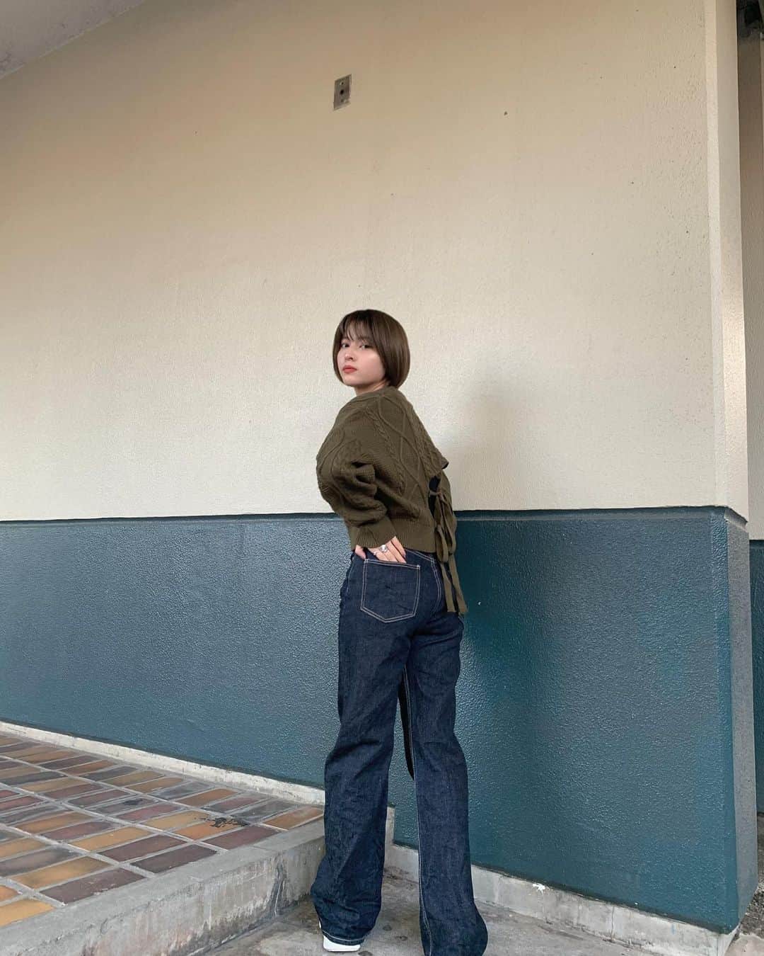 えなちぃのインスタグラム：「【小柄女子のデニムコーデ】 . 低身長さんは、ハイウエストパンツがおすすめです❗️ このデニムは、ダボっとしてるのに、ストーンとしてるので、 足が長く見えるよ🥺 . このトップスは、後ろ姿まで可愛くて🥰 ミニ丈なので、スタイルアップもしてくれる優秀アイテムです！ .」