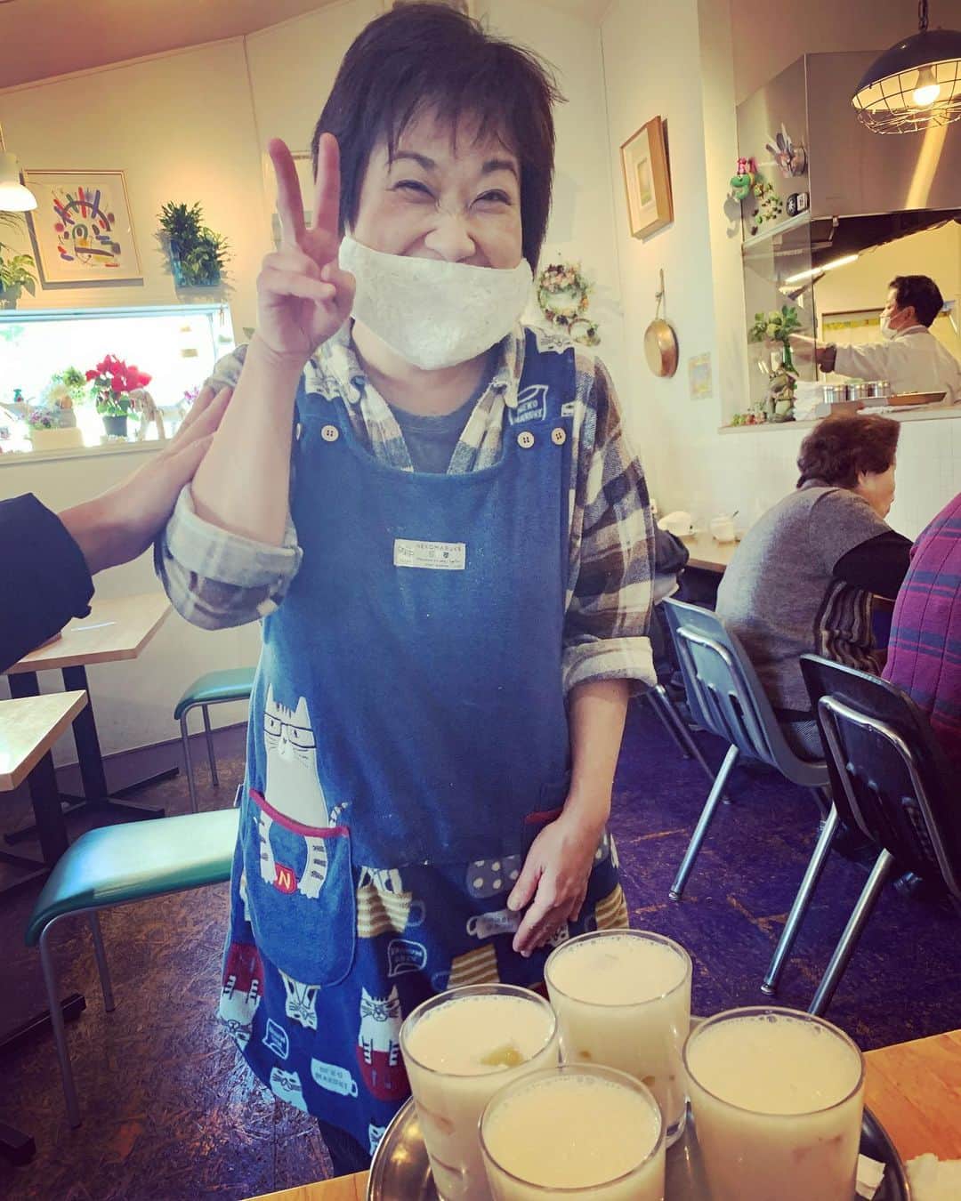 ケイ・グラントのインスタグラム：「けや木のバナナジュース! この笑顔がついてくるから❣️」