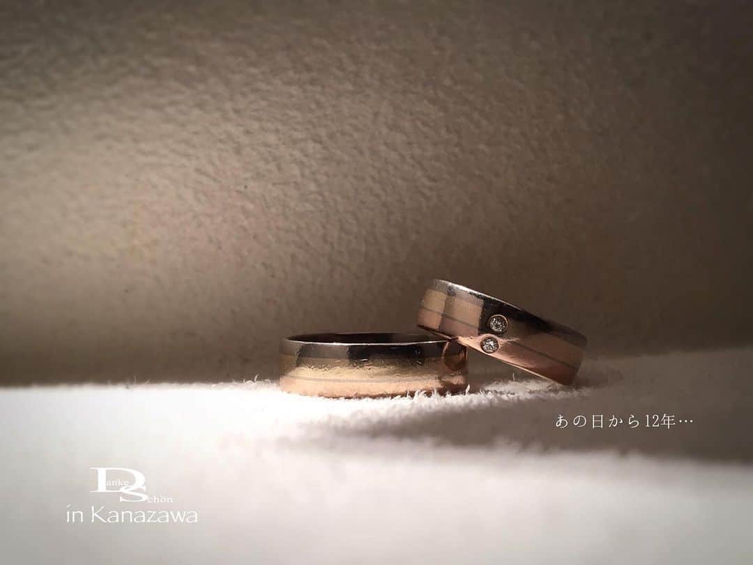 Danke schön ダンケ 金沢 結婚指輪 鍛造さんのインスタグラム写真 - (Danke schön ダンケ 金沢 結婚指輪 鍛造Instagram)「・ ・ 新年は仕事で挨拶に 来れないから…と言う事で ・ ・ 家族みんなで暮れの御挨拶も兼ねて 訪ねてくれました。 ・ ・ 毎年毎年欠かさず節目には 御挨拶に来てくれる御夫婦 ・ ・ 今では子供達も一緒に…。 ・ ・ この子達にとっては 店と言うより ・ ・ 遠縁の親戚の家にでも 来てる感覚なんだろうか？😆 ・ ・ 📷4 おっ！Baby Ringで作ったママの ピンキーリング！今年は結構🙌🏻 子供達の指のサイズに いい感じになって来てるかも😆 ・ ・ 3人の子供達から 何やら沢山の手作りの プレゼントをもらい ・ ・ 各々に聞いて欲しい事 各々に聞きたい事が どうやらあるらしい😆 ・ ・ 今年1年店主にとっての ご褒美はこの楽しい時間を噛み締めながら ・ ・ 家族の仲間に入れてもらいながら 2020年の最終営業日の 時間を過ごしたりしてます。 ・ ・ なぜコレがご褒美かと言うと 目指すSHOP展開は ・ ・ お引き渡しの儀の後も こんな風に会える🤝会いたいと 思えるお互いでありたいから…。 ・ ・ 2020年もいろんな お客様のおかげで又少し想いが 叶ったのでは…と思ってます🙇🏻‍♂️ ・ ・ 天気予報通り何やら 白いモノが舞ってきた金沢です。 ・ ・ ・ 鍛造削り出し 🇩🇪クリスチャンバウアー 専門店 『  Danke schön 』 ・ ・ ・ ——Danke————————————— ▪︎トップページ 🔜 @danke2005 ———————————schön———— ・ ・ ・ #christianbauer_kanazawa #クリスチャンバウアー金沢 #金沢結婚指輪 #結婚指輪 #婚約指輪 #鍛造指輪 #記念日 #結婚指輪探し #結婚20周年 #エンゲージリング #結婚式延期 #結婚指輪手作り  #ご褒美 #ポルシェ #メルセデスベンツ #岐阜 #2021年 #切削 #ポリッシュ #結婚指輪金沢  #金沢 #福井結婚指輪 #富山結婚指輪 #御縁 #もみの木 #福井 #富山 #kanazawa  ・ ・ ------------------------------------------ 鍛造削り出し 🇩🇪クリスチャンバウアー 専門店 『  Danke schön 』 ・ • 営業時間 am11:00〜pm9:00 • 定休日 : 木曜日 • 駐車場 : 店舗前OK • ご予約 : 優先 ・ ・ ——Danke————————————— ▪︎トップページ 🔜 @danke2005 ———————————schön————」12月30日 18時38分 - danke2005