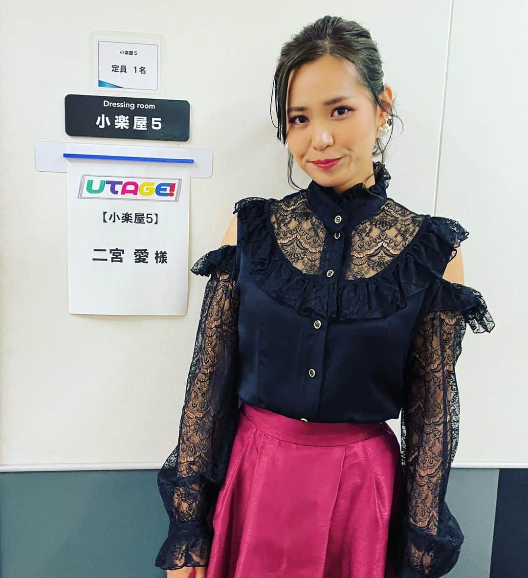 二宮愛のインスタグラム：「感染対策バッチリな中、たくさんのスタッフの皆さんが、何日間も費やして作った番組『UTAGE!』  まだネタバレできないけど、この収録も今年の出来事の中では、なかなか思い出深いものとなりました🙏♥️  ________________ 「UTAGE！新春リクエスト4時間SP」が1月8日（金）に放送決定！ 視聴者のリクエストにアーティストたちが応え、様々なチャレンジやコラボを繰り広げるUTAGE！ 笑いあり、涙ありの新年にふさわしい「歌のお年玉」として、番組史上初の4時間でお届け！  企画詳細は後日発表！お楽しみに！！ ________________ みんな見てね♥️」