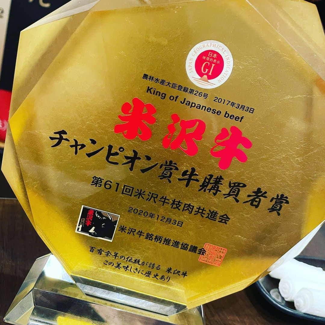宮田麺児のインスタグラム：「肉納め。 チャンピオン米沢を食べに。  チャンピオン牛丼からの ツラミ巻き。  #米沢牛 #チャンピオン #和泉市 #くろちゃん #焼肉 #チャンピオン牛丼 #ツラミ巻き#美味#米沢牛枝肉共進会」