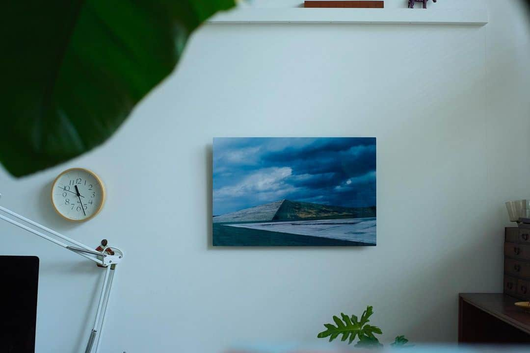 WALL DECOR (ウォールデコ）さんのインスタグラム写真 - (WALL DECOR (ウォールデコ）Instagram)「人々の暮らしに溶け込む写真のあり方を問う新連載、わたしの「写真と、ちょっといい暮らし」。記念すべき第1回は写真家の原田教正さんです。ご自宅を訪ねると、そこにはこだわりの道具や写真に彩られた、心地いい空間が広がっていました。写真も道具も生活も、全ては選び取ることの積み重ね。忙しい毎日のなかで選択することこそ、「豊かさ」につながるのではないか、と教えていただきました。﻿  ﻿ ﻿ 記事はプロフィールURLからどうぞ▶ @fujifilmjp_walldecor  ﻿  ﻿ ﻿ #写真とちょっといい暮らし #fujifilm #富士フイルム #walldecor #シャコラ #インテリア #photography #art #decor #interior #interiorstyling #homestyling #おうち時間 #写真 #写真を飾る #写真好きな人と繋がりたい #原田教正 #写真家 #おうち #豊かな暮らし＃緑のある暮らし #ヴィンテージ #部屋」12月30日 18時43分 - fujifilmjp_walldecor