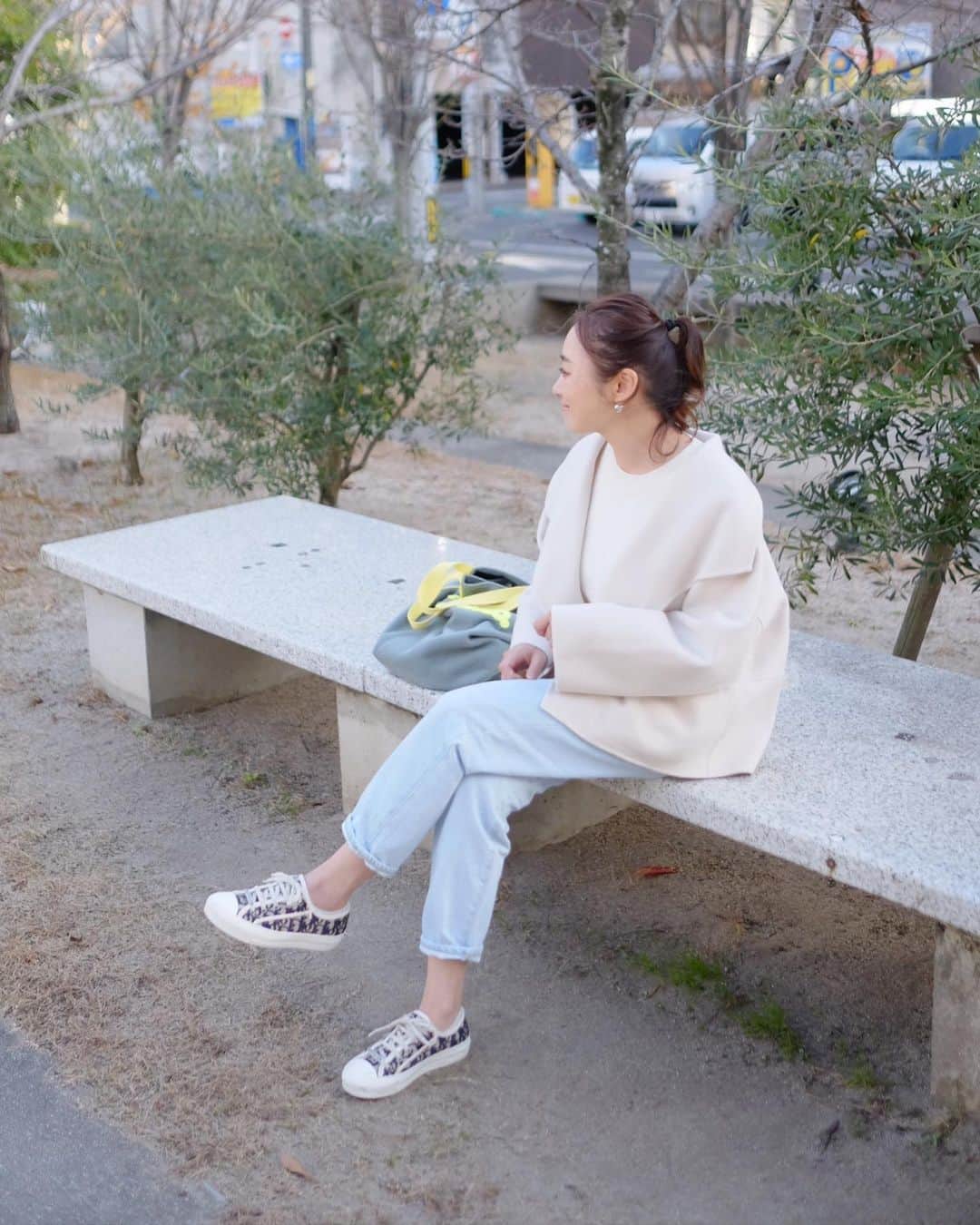 Keikooooooのインスタグラム：「暖かった日♡ どうしても欲しくて我慢できなかった笑。 ホワイトのショートコート♥️この日はシンプルにしたけど、カラーニットの日にやっぱり使え過ぎる🤭✨✨コートは、 @aulii_amomentofhappiness のもの🤍 ． . outer @aulii_amomentofhappiness #aulii_amomentofhappiness  knit @uniqlo #uniqlou denim @stunninglure #stunninglure  shoes @dior #dior bag @ludlow_official #ludlow」