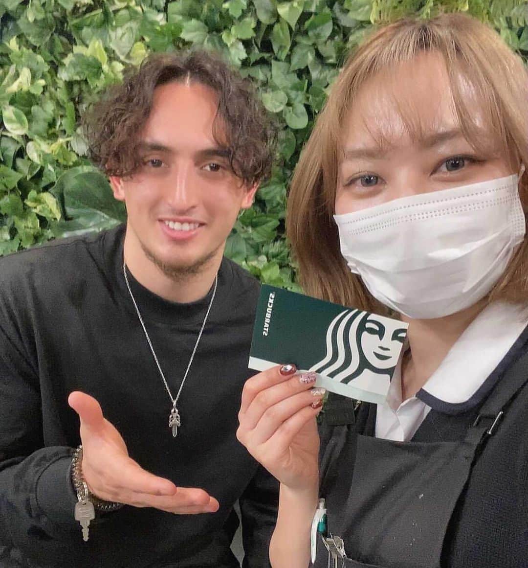 のインスタグラム：「年内ラストは来月スタイリストデビューする @hani73_gunhee に整えてもらって、くりくりパーマかけてもらいました！🙏  プレー中は縛れて、普段はおろしてもスタイリッシュにしてもらって満足💯  これからもいろいろ実験台にしてください😂 一年お世話になったお礼に気持ちだけスタバカードを差し入れさせていただきました！  また来年もよろしくお願いします😊  . . . #tokyo #ballislife #basketball #fitness #l4l #モデル #トレーニング #東京　 #フィットネス #バスケ  #愛犬家　 #ハーフ #bリーグ #アスリート #3x3  #ダイエット　#美容　#美容院　#メンズヘア #メンズファッション #ミスコン #バイリンガル #英語　 #ヘアカット　#パーマ　#おしゃれ #髪型 #haircut #perm #OOTD」