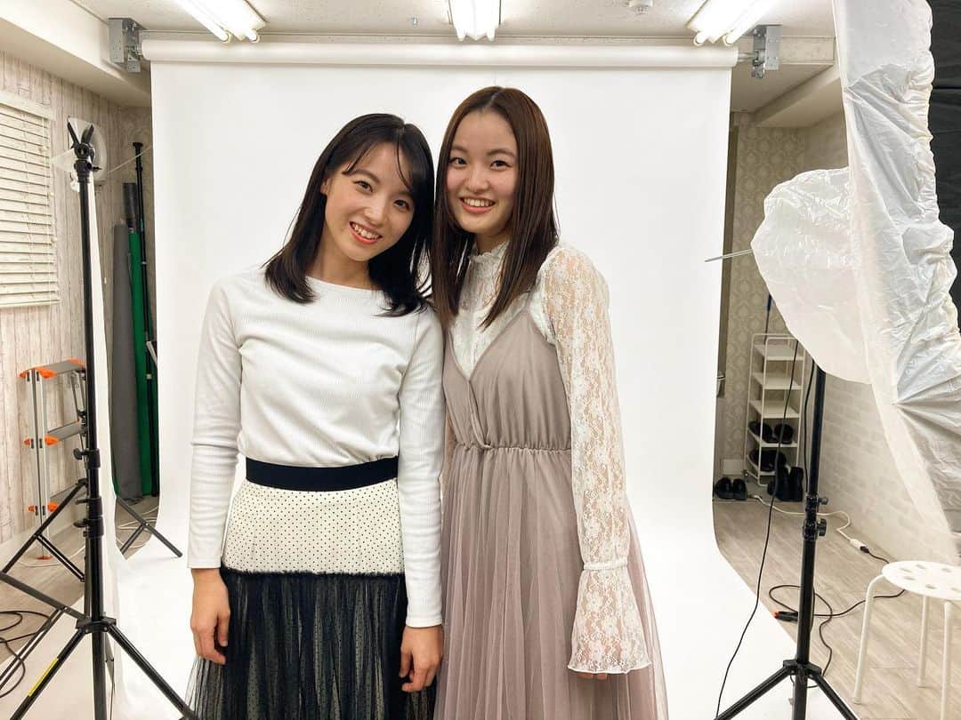 藤沢玲花のインスタグラム：「この間の撮影終わり、 妹と一緒に撮ってもらった写真📸 それぞれの宣材を撮っていただきました。  #sister #8歳差」