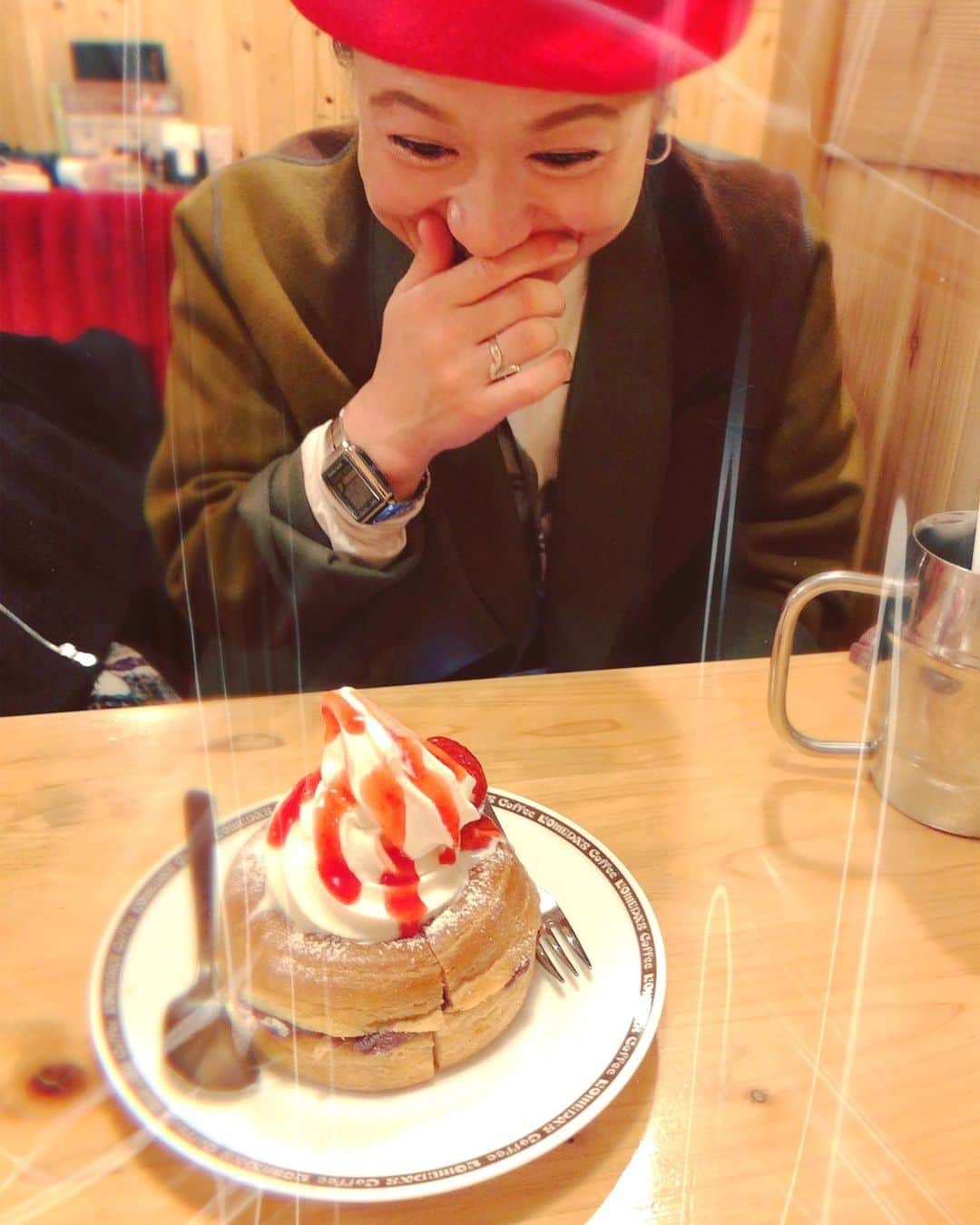 和田美枝のインスタグラム：「カロリーオバケ👻👻👻  1番怖いオバケw  みなさま、よいお年を⛄️  　　  #カロリーオバケ #食べたら走ろなと心に誓う #コメダ珈琲で出てくる豆菓子 #天才的にうまい #あの幸せ気分を #来年もいろんな場面で感じよう #良いお年を」