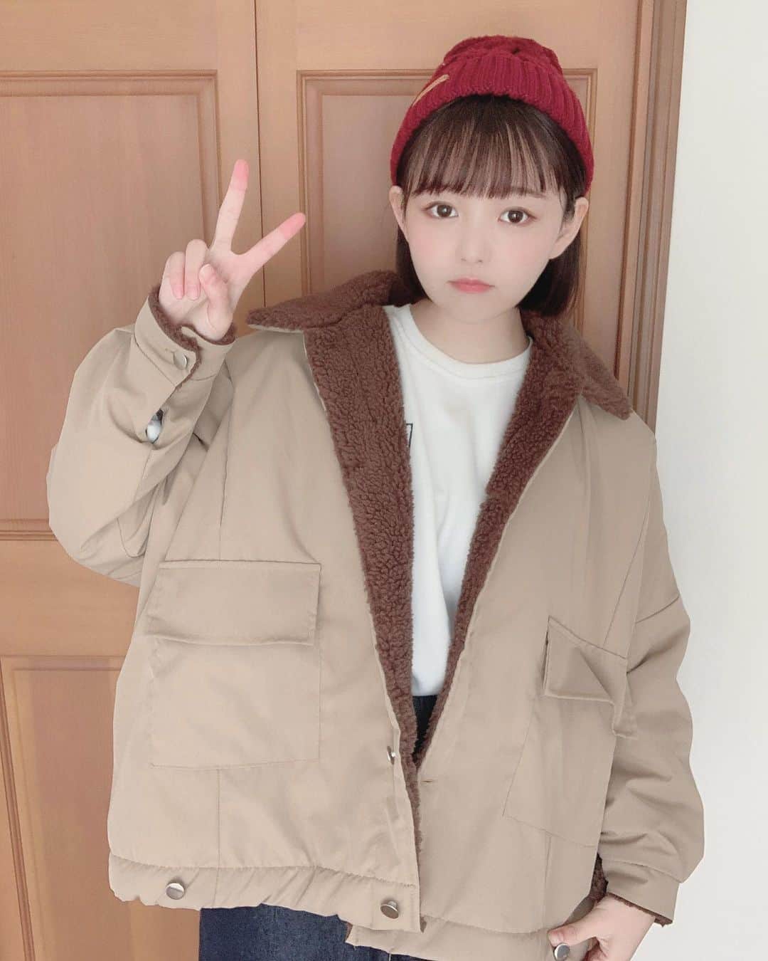 みさねのインスタグラム：「ㅤ こういう格好はどうですか🥸❤️ ㅤ アウター @krex_official  トップス @cham.official_  デニム GU ニット帽 古着 ㅤ #カジュアルコーデ #ニット帽 #ボブアレンジ #ボブ #ストリート系女子 #韓国ファッション #古着コーデ」