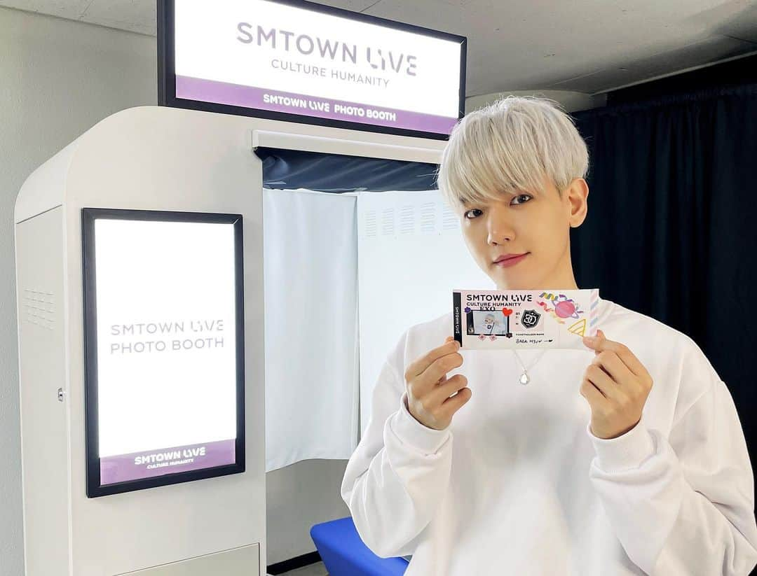 EXOさんのインスタグラム写真 - (EXOInstagram)「🎟 #BAEKHYUN & #KAI’s SMTOWN LIVE TICKET 📸  ➫ 01.01.21 1PM KST ➫ 31.12.20 8PM PST ➫ 31.12.20 11PM EST  #SMTOWN_LIVE_Culture_Humanity #EXO #SMTOWN_LIVE #SMTOWN  During this difficult time of COVID 19, enjoy the SMTOWN LIVE “Culture Humanity” that will encourage and cheer you up for free all around the world.   코로나 19로 힘든 시기, 서로를 격려하고 위로하는 SMTOWN LIVE “Culture Humanity” 전 세계에서 무료로 즐겨요.」12月30日 19時06分 - weareone.exo