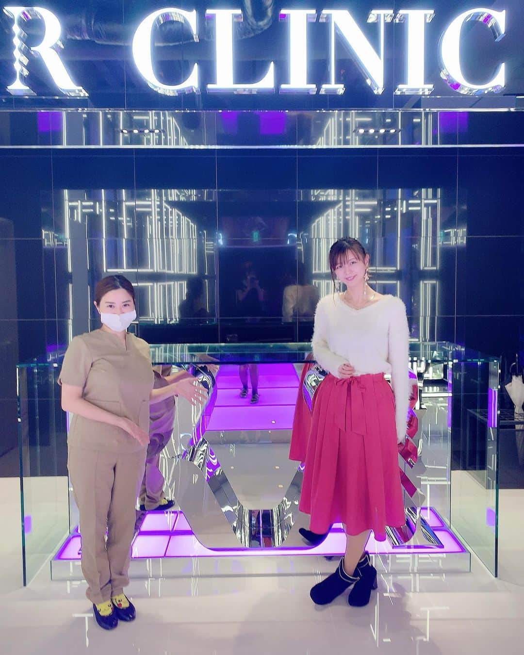 のインスタグラム：「今日はR CLINIC(@r_beauty.clinic )へ 行ってきました🏥💕 ・ 小顔、二重が得意なりぃ先生🥰 ・ 院内も入り口から綺麗すぎて びっくり…🤗🤗🤗🤗 . 今日は瞼の重み？垂れが気になって相談しに 行ってきました💕 今年の悩みは今年のうちに! .  先生→(@dr.risakotomita ) ・ #銀座 #銀座美容 #小顔 #ヒアルロン酸 #小顔矯正  #二重埋没 #二重整形 #ダウンタイム #二重埋没経過 #埋没日記 #りぃ先生 #りぃの二重術 #R式クイックアイ #富田莉沙子」