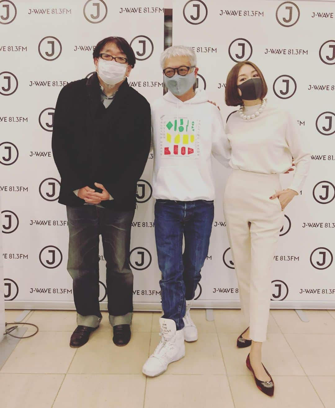 野宮真貴さんのインスタグラム写真 - (野宮真貴Instagram)「.﻿ 東京は夜の七時♪﻿ ﻿ 年末に小西くんと完ちゃんと再会！﻿ ラジオ収録楽しかった〜。﻿ 放送は年明け。﻿ お楽しみに♪﻿ ﻿ ●J-WAVE﻿ 「TOKYO M.A.A.D SPIN」﻿ ﻿ https://prtimes.jp/main/html/rd/amp/p/000000809.000025404.html?__twitter_impression=true﻿ ﻿ #東京は夜の七時 #小西康陽 #高木完 #新春対談 #jwave #tokyomaadspin #野宮真貴 #missmakinomiya」12月30日 19時00分 - missmakinomiya