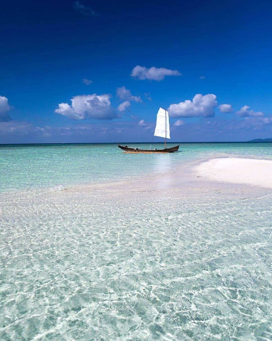 Be.okinawaのインスタグラム：「Does the wooden boat carry an ambitious dream of a man? Where is it headed to today?  📍: Taketomi Island 📷: @atsushi_okiphoto Thank you very much for your wonderful photo!  Sabani, a traditional Okinawan wooden sailboat, was essential for fishermen in the past, but it also had its various roles in daily life. How about immersing yourself in the tranquility of passing time on the beach?  Hold on a little bit longer until the day we can welcome you! Experience the charm of Okinawa at home for now! #okinawaathome #staysafe  Tag your own photos from your past memories in Okinawa with #visitokinawa / #beokinawa to give us permission to repost!  #yaeyamaislands #taketomiisland #八重山諸島 #竹富島 #八重山群島 #야에야마제도 #다케토미섬 #サバニ #japan #travelgram #instatravel #okinawa #doyoutravel #japan_of_insta #passportready #japantrip #traveldestination #okinawajapan #okinawatrip #沖縄 #沖繩 #오키나와 #旅行 #여행 #打卡 #여행스타그램」
