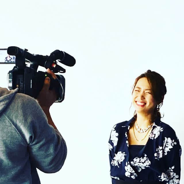 二宮愛のインスタグラム：「どの現場に行っても、支えてくれる人達がいて。 私を守ってくれる人がいて。  テレビやパソコン、スマホや車のスピーカーの前にいる沢山の人々にエンターテイメントを届けたいと思いながら働いている方達に囲まれて、私は今年も仕事ができた。  また追ってお知らせしますが、来年放送の番組、よろしくお願いします😊」