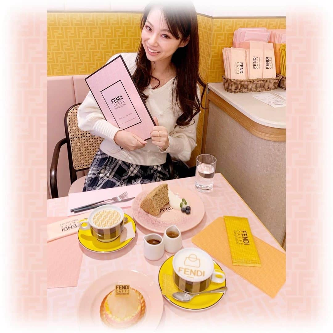 柴本愛沙さんのインスタグラム写真 - (柴本愛沙Instagram)「♡ FENDI CAFE☕️🧁 何もかも可愛かったー❤︎ 幸せな空間でした✨  さて、たっぷりお休みいただきまして 明日からまたお仕事開始です。 仕事納めだけど、仕事始めな気分。  明日はTBSのNスタ(16:30〜)でお天気お伝えします。 もしお時間ある方はご覧くださいませ☆  そして、毎年恒例の年越しのCDTV年越しライブ。 こちらでEXITさんがやる天気予報にも 注目しといてくださいねー！！ 私が天気原稿書きや画面発注やります😊 大晦日なのに頑張ってるなーって 心の中で応援しといてください(笑)  #fendicafe #フェンディカフェ #fendi #cafe #cafestagram #café #カフェ巡り #カフェめぐり #カフェ好き #カフェ巡り好きな人と繋がりたい #カフェ巡り東京 #cafemiru #cafemiru_東京 #sweets #sweetstagram #sweetslover #cafelatte #あいさスイーツ #シフォンケーキ #ピーチタルト #仕事納め #仕事始め #ややこしい  #気象予報士 #気象キャスター #フェンディーカフェ #fendilover #ピンクの世界」12月30日 19時07分 - aisa_shibamoto