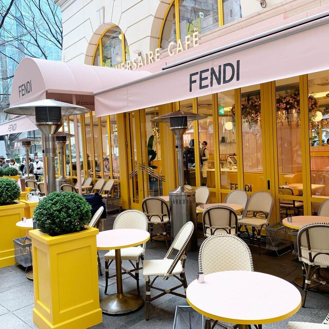 柴本愛沙さんのインスタグラム写真 - (柴本愛沙Instagram)「♡ FENDI CAFE☕️🧁 何もかも可愛かったー❤︎ 幸せな空間でした✨  さて、たっぷりお休みいただきまして 明日からまたお仕事開始です。 仕事納めだけど、仕事始めな気分。  明日はTBSのNスタ(16:30〜)でお天気お伝えします。 もしお時間ある方はご覧くださいませ☆  そして、毎年恒例の年越しのCDTV年越しライブ。 こちらでEXITさんがやる天気予報にも 注目しといてくださいねー！！ 私が天気原稿書きや画面発注やります😊 大晦日なのに頑張ってるなーって 心の中で応援しといてください(笑)  #fendicafe #フェンディカフェ #fendi #cafe #cafestagram #café #カフェ巡り #カフェめぐり #カフェ好き #カフェ巡り好きな人と繋がりたい #カフェ巡り東京 #cafemiru #cafemiru_東京 #sweets #sweetstagram #sweetslover #cafelatte #あいさスイーツ #シフォンケーキ #ピーチタルト #仕事納め #仕事始め #ややこしい  #気象予報士 #気象キャスター #フェンディーカフェ #fendilover #ピンクの世界」12月30日 19時07分 - aisa_shibamoto