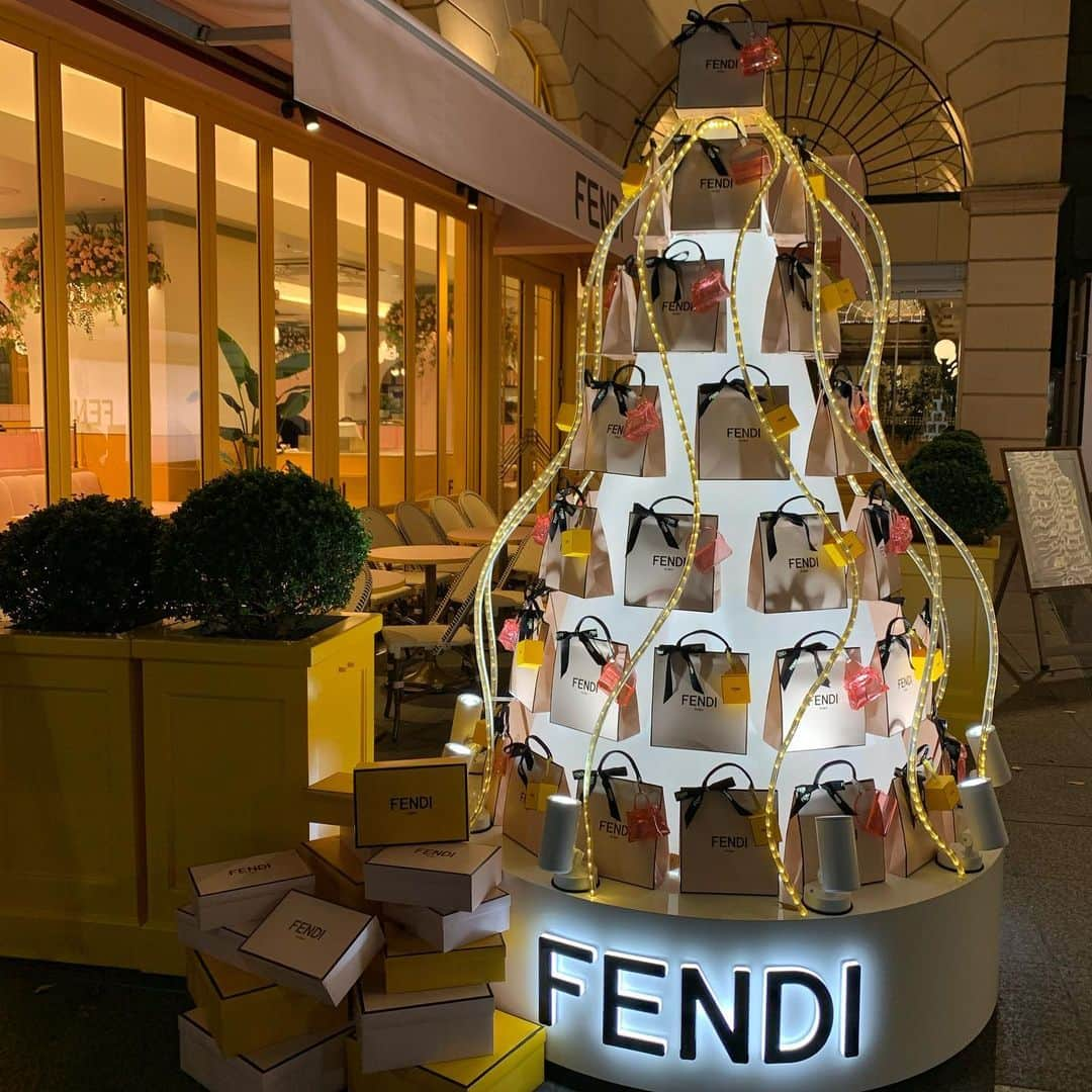 柴本愛沙さんのインスタグラム写真 - (柴本愛沙Instagram)「♡ FENDI CAFE☕️🧁 何もかも可愛かったー❤︎ 幸せな空間でした✨  さて、たっぷりお休みいただきまして 明日からまたお仕事開始です。 仕事納めだけど、仕事始めな気分。  明日はTBSのNスタ(16:30〜)でお天気お伝えします。 もしお時間ある方はご覧くださいませ☆  そして、毎年恒例の年越しのCDTV年越しライブ。 こちらでEXITさんがやる天気予報にも 注目しといてくださいねー！！ 私が天気原稿書きや画面発注やります😊 大晦日なのに頑張ってるなーって 心の中で応援しといてください(笑)  #fendicafe #フェンディカフェ #fendi #cafe #cafestagram #café #カフェ巡り #カフェめぐり #カフェ好き #カフェ巡り好きな人と繋がりたい #カフェ巡り東京 #cafemiru #cafemiru_東京 #sweets #sweetstagram #sweetslover #cafelatte #あいさスイーツ #シフォンケーキ #ピーチタルト #仕事納め #仕事始め #ややこしい  #気象予報士 #気象キャスター #フェンディーカフェ #fendilover #ピンクの世界」12月30日 19時07分 - aisa_shibamoto