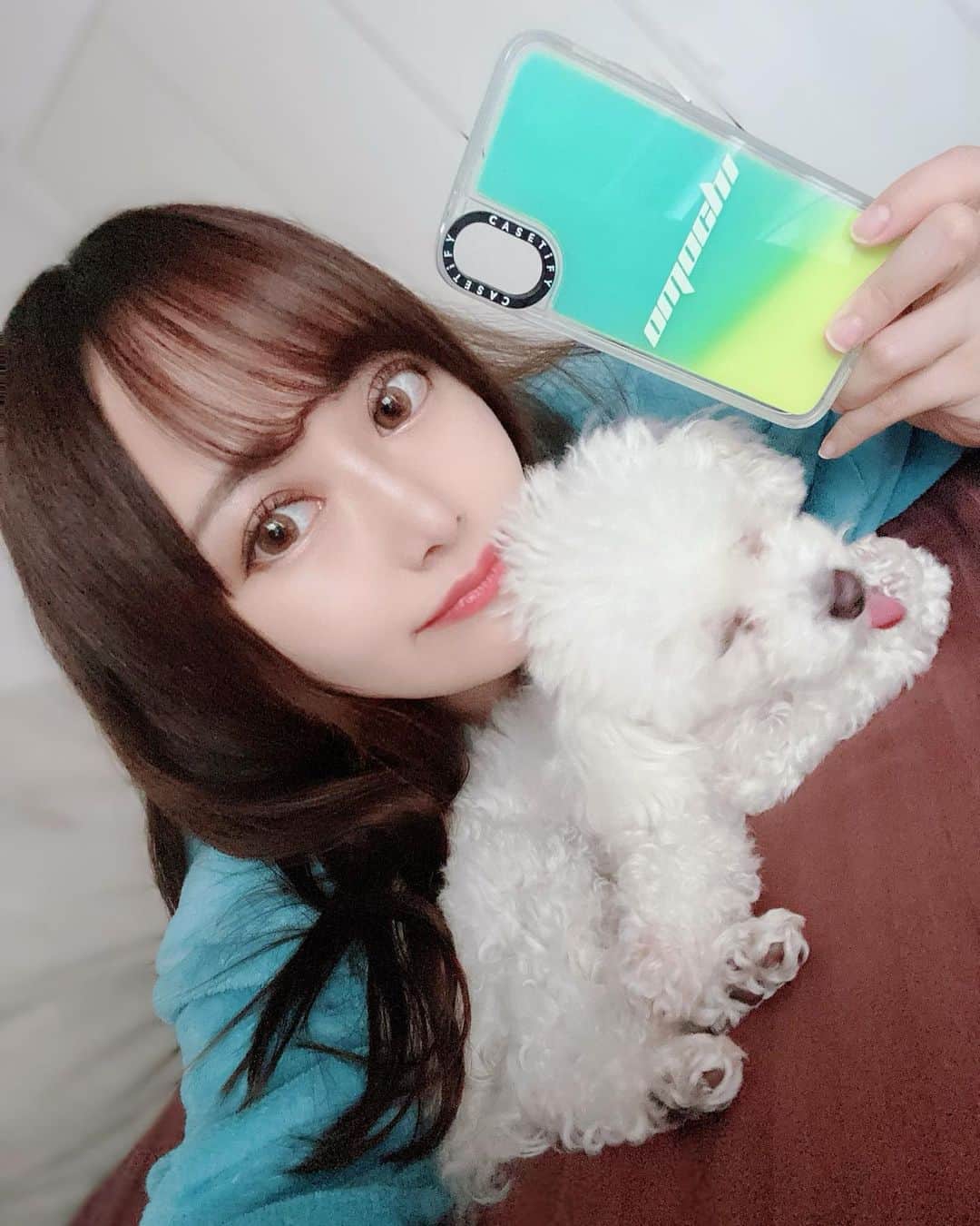 YU-RIのインスタグラム：「@CASETiFY @CASETiFY_jp  iPhoneケース😘😘 omochiって入れてもらった📱笑 犬と写真撮るの難しい〜😥😥 2021年のケースはこれ✌️  #CASETiFY#StateYourCase  #iPhoneケース#スマホケース  #ネオンサンドケース#iphone #いぬのいる暮らし#わんこ #わんこのいる生活#犬好き部 #ティーカッププードル#プードル #おもち#もちすたぐらむ🐶」