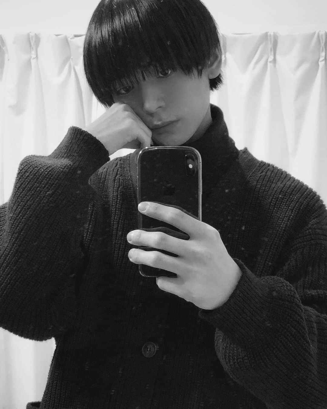 岡田隆之介のインスタグラム：「2020年もありがとう。 来年もよろしく。 まだあと1日あるけど、、、笑 . . . . . . . .  #instagood #instalike #like4like #like #ootd #ootn #followme   #モデル #サロモ #サロンモデル #メンズファッション #ファッション #お洒落さんと繋がりたい #韓国好きな人と繋がりたい #ファインダー越しの私の世界 #フォロミー  #いいねした人で気になった人フォロー #黒髪 #マッシュ男子 #雰囲気好きな人いいね #雰囲気推してください  #いいね返し #アイドル」