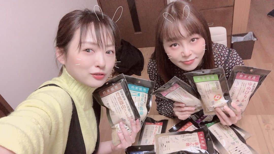 脇田唯さんのインスタグラム写真 - (脇田唯Instagram)「🍚  【吟米銘選 15産地食べ比べセット】  じゃじゃーん！ こちら、全国15産地の令和2年産のお米を無洗米で300gずつ詰め合わせたギフトセットなんです！  第一弾は10/10～10/23に販売し、1,000セット完売だそう！  各お米の特徴はサイトURLからご確認頂けます！  届いたときの感動たるや！！ 誰かに贈ってもいいし、自宅でみんなで味比べしても楽しそうです★  北海道米はもちろん美味しいの知ってるから、除外して、気になるのを選んでみたよ！  聡子ちゃんのイチオシは青天の霹靂 私はくまさんの輝き（笑）  【雪国の北海道・東北・北信越地方からはこちら！】 北海道産ゆめぴりか、青森県産青天の霹靂、宮城県産だて正夢、秋田県産あきたこまち、山形県産雪若丸、 新潟県産新之助、南魚沼コシヒカリ、富山県産黒部コシヒカリ、福井県産いちほまれ、岐阜県産ハツシモ、  【中部・関西・九州からはえりすぐりのこちら！】 愛知県産あいちのかおり、三重県産伊賀コシヒカリ、滋賀県産みずかがみ、 兵庫県産丹波篠山コシヒカリ、熊本県産くまさんの輝き  ¥4,980  https://item.rakuten.co.jp/serebunakomeya/km-15kake300g/  コスパ最強だよ。 ぜひ、みなさんもお家でお米パーティーしてみて！ これに合う美味しいおかず選手権とかもやったら楽しそう☆*.゜  @ginmaihonpo  #吟米本舗 #白米 #白ご飯 #お米食べ比べ #おすすめごはん #無洗米 #pr」12月30日 19時07分 - post_yui