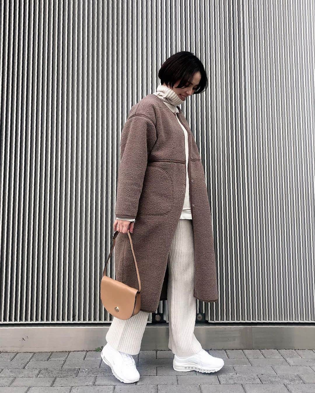 のインスタグラム：「. #outfit . . ギブスが外れて 誕生日にもらった AIR MAXが とても重宝🥺🤍  こんなにどこにも行かない 年末年始は ムスコを産んだ時以来かなぁ🤔 (年明け予定日だったので🤰  家族だけで ゆっくりのんびり お掃除したりお散歩したり ゲームしたりテレビ見たり 贅沢な時間の使い方😌💕💭 . . setup @lefua.closet #レフアサスティナブルセットアップ  outer #レフア2wayリバーシブルboaスエードコート BROWN shoes #airmax97 . . . #大人コーデ #アラサーコーデ #30代コーデ #ロカリ #アラサーコーデ #lefuacloset #レフアクローゼット #ママコーデ #ママモデル #今日のコーデ #大人カジュアル #大人可愛い #サロモ #サロンモデル #サロモ希望 #冬コーデ #ショートヘア #ショートカット #ショート女子 #レフジョ #ボアコート #ボアコーデ #アウターコーデ #airmax #ハンサムショート #ハンサムショート女子 #ハンサム女子」