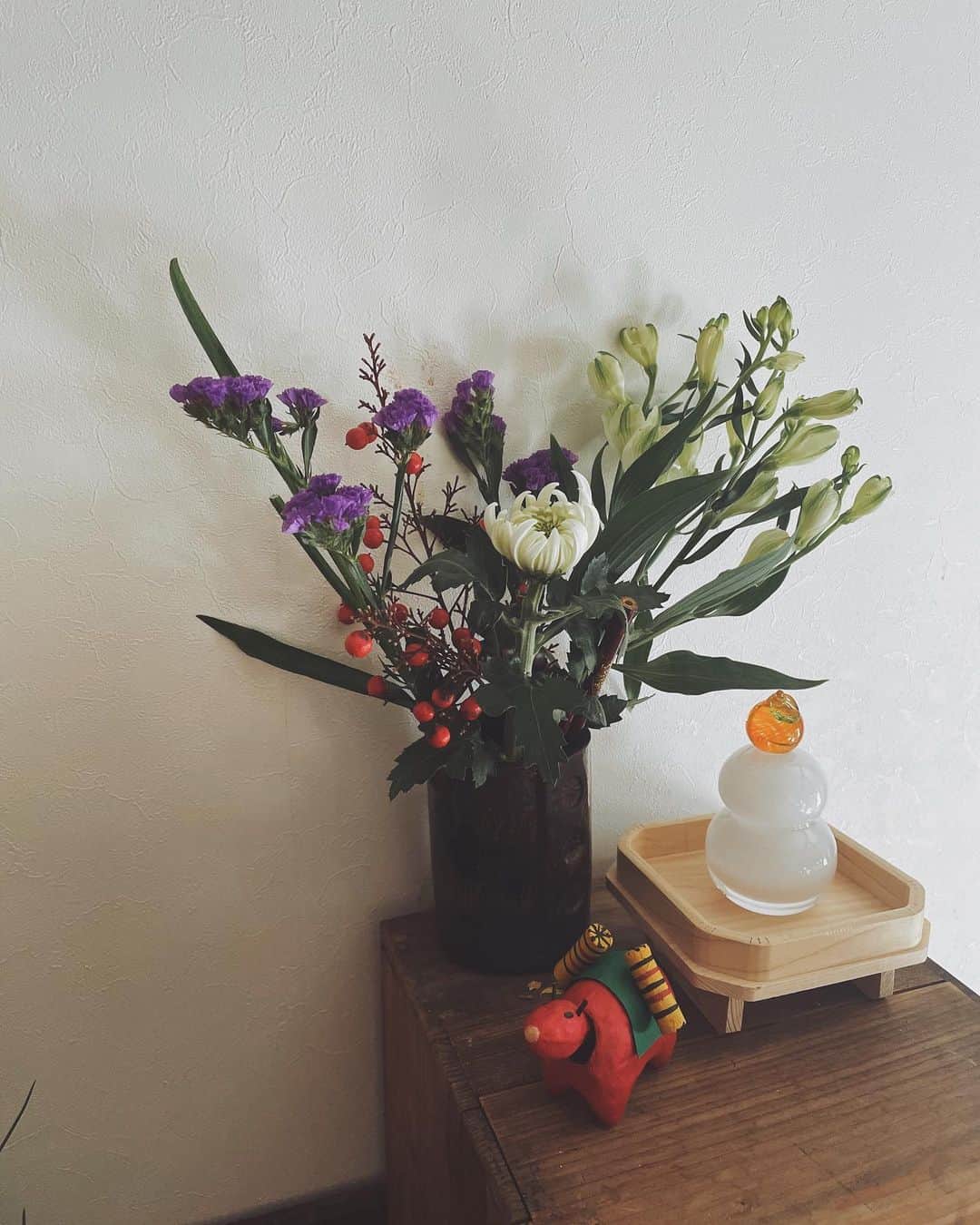 ジュジュのインスタグラム：「お正月準備...🎍 . そろそろ2020年ともお別れ..,🙏 . 私にとっては幸せと大変で忙しかった年だけど、どちらかと言うと大変が多かった年🤣 #てか追われてたw  . 来年は逆転させたい🤍笑 . . #2020 #12月30日」