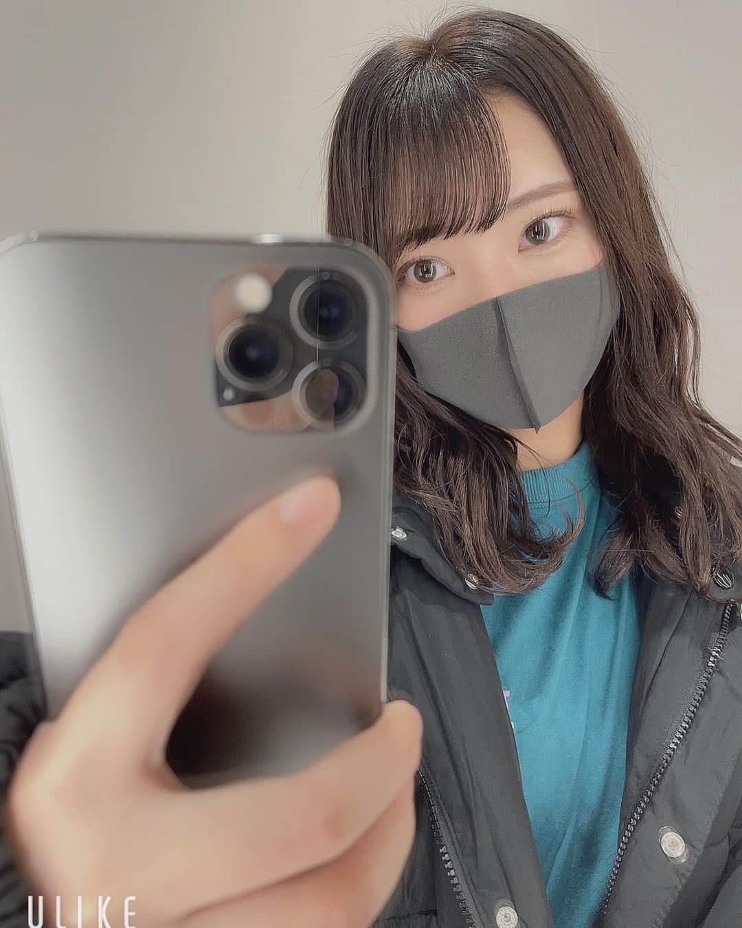山田寿々のインスタグラム：「﻿ ﻿ 髪の毛染めた〜☺️！！﻿ ﻿ やっぱり自分的に茶色い方が好きで﻿ やっと染めれたから嬉しい（ ; ; ）❤️﻿ ﻿ カラーもカットも縮毛矯正トリートメントも！ いつも﻿ @air___osaka さんでやって頂いてます🥰﻿  山本さん @air_riko_yamamoto  ﻿いつもありがとうございます！ 来年もよろしくお願いします😆✨✨﻿ ﻿ ﻿ 携帯も12proに変えた😙﻿ ULIKE初期設定で恥ずかしい😂😂﻿ ﻿ ﻿ #美容院 #ヘアカラー #color #air #心斎橋美容院 #トリートメント #エアーオオサカ #airosaka」