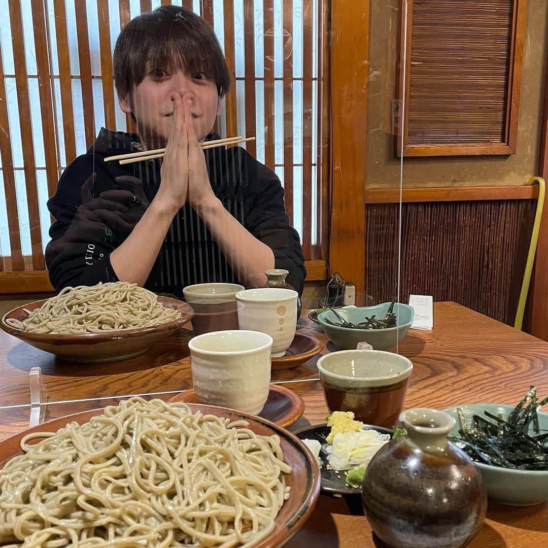 七瀬公のインスタグラム：「.. 年の瀬っぽい写真を見つけました 年越しそば的な？写真どーーん！ ただただ美味しかった記憶です〜 年越しそばは長寿とか厄を切る等 色んな意味があるみたいですね🙃 信じるか信じないかは貴方次第🤞🏻 .. #内田雄馬 さん #トレギア大好きおじたそ #伏黒恵の手に見えてくる #いただきますの領域展開」