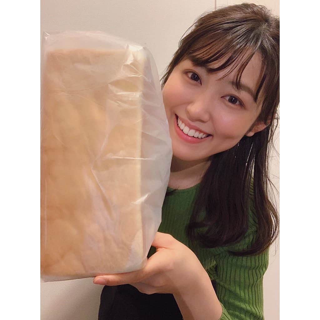 永瀬真悠のインスタグラム：「シアワセノカタマリ！﻿ ﻿ これ、ニ斤の食パンなのです。普段、家ではあまり小麦を食べないように(ゆるーいグルテンフリー)心がけているのですが、年末は特別😚❣️﻿ ﻿ #銀座に志かわ #パン #食パン #🍞﻿」
