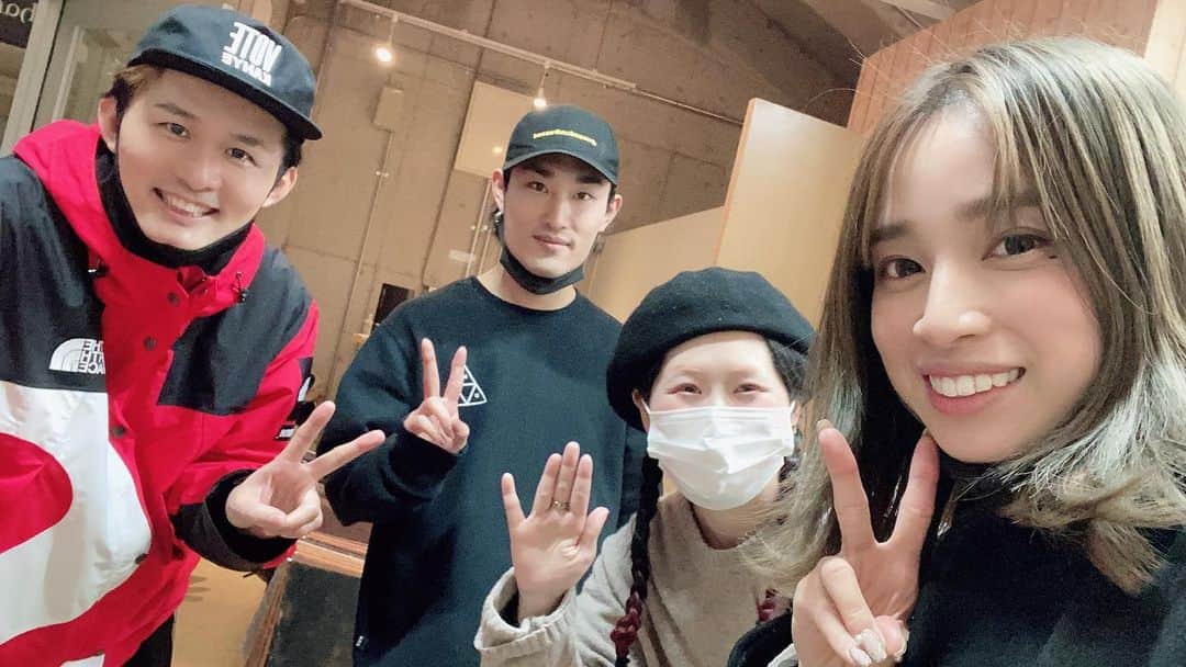 鶴谷和俊のインスタグラム：「本日仕事納め  今年はコロナ禍 hardi Eastは たくさんのお客様にご来店して頂けました✂️ そして 僕自身は価格改正をさせてもらい金額を上げさせて頂いたのにも関わらず 自分を信じてご来店して頂いてるお客様に 本当に感謝です✂️ 一生綺麗にします🔥   @hardi_east も スタッフも3人から4人になり 賑やかで個性が溢れて 楽しい一年になりました✨ みんながいてくれたから頑張れました🔥 本当に3人に感謝しかありません🙏 @yo_hey_uekura  @serina_takimoto  @yumige0316  【ありがとう😊】　 hardi本店のメンバーにも たくさん支えて頂きました✂️ 感謝感謝です🙇‍♂️  そして 各SNS Instagram、YouTube、TikTok、楽天ROOMなど たくさんご視聴いただきありがとうございます✨ 全国、全世界の方々と交流できて楽しかったです😊 来年はもっと皆様の悩みを解決したり たくさんコメントなので交流できたらなと思ってます😍 まだまだわかりにくい部分や話ベタな部分もありますが 一生懸命 皆様の心に届くように配信していきます✂️  メーカー、ディーラー、TV、雑誌関係者の方々 たくさんのサポートありがとうございます🙏 今年は 女性セブンの監修させて頂いたり、ZIPださせてもらったり、サイオスWEB CMださせてもらったり 新しいチャレンジたくさんさせて頂きました🔥 これからも皆様の期待に応えれるように飛躍します😍 仕事たくさんください笑笑  そして 嫁、息子、娘、親戚の方々 サポート一年ありがとうございました😊  コロナ禍いろいろありましたが 考え方を変えれば 凄く学べる一年でした✨  皆様 ありがとうございました🙏  hardi East代表 鶴谷和俊  #hardiEast #アルディイースト #鶴谷和俊」