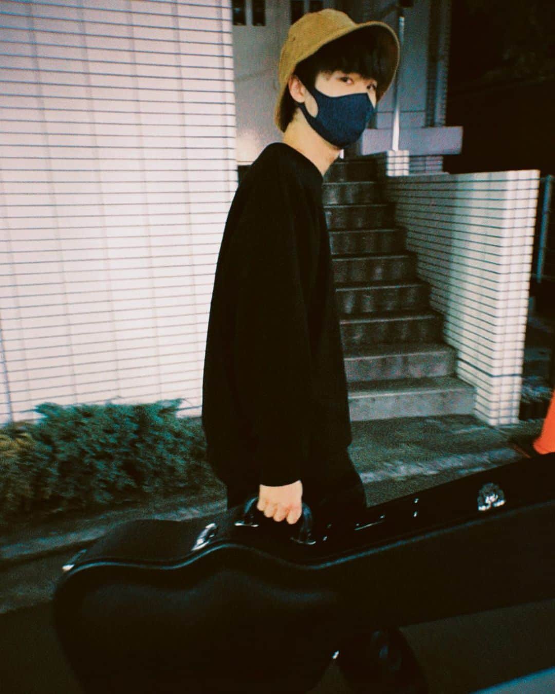 安藤祐輝のインスタグラム：「2020年も残りわずかですね！ 皆さんは2020年楽しめましたか？😊 僕は2020年も楽しかったです👍😳 今年は本当に難しい年ではありましたが、新しい出会いや、新しい事にも挑戦する事ができたとても良い年でした🙋🏼‍♂️ 2021年はどんな年になるだろう🤔 楽しみです🌺ワクワクです😆 僕に関わってくれた皆様、応援してくれてる皆様 今年も本当にありがとうございました。 来年も元気よくやっていきますので、安藤祐輝を是非宜しくお願い致します🤲 帰ります。笑 来年も更に良い年にしましょう😆😆😆 沢山笑いましょう🥰  ありがとうございました。」