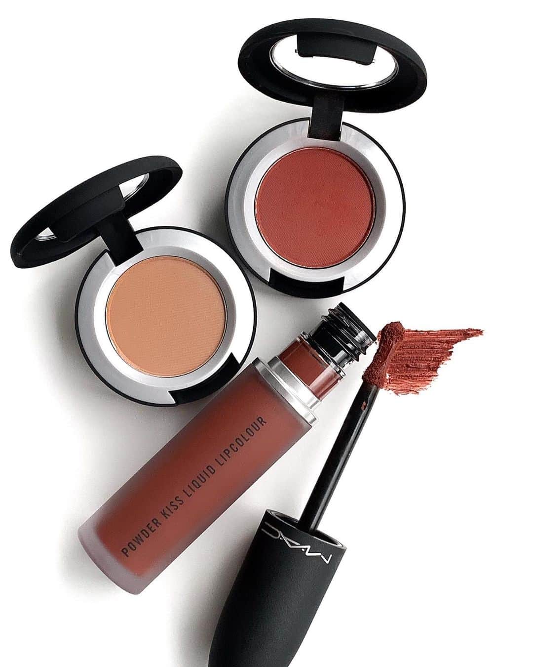 M∙A∙C Cosmetics Japanのインスタグラム：「ベルベットのような、なめらかで軽いつけ心地のパウダー キスシリーズでトレンドのテラコッタメイク✨使用製品は2枚目をチェック👉 ㅤ ＜使用製品＞ ＊EYES ☑パウダー キス アイシャドウ / マイ トゥイーディー、デボーテッド トゥ チリ ＊LIPS ☑パウダー キス リキッド リップカラー / マラケシュ ミア ㅤ ＜全国のM･A･Cカウンター限定＞ 12/26(土)～、対象製品*をご購入で、 ミスト化粧水、クレンジングオイル、ストロボクリームの中からお好きなアイテムのデラックスサンプルをプレゼント🎁なくなり次第終了なので、お早めに✨ *対象製品 ・パウダー キス アイシャドウ（既存色含む） ・ダズル シャドウ ・ダズル シャドウ リキッド ・パウダー キス リキッド リップカラー(新色) ・パウダー キス リップスティック(新色) ㅤ #MACPowderkiss #MACパウダーキス」