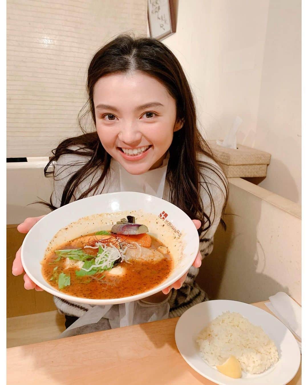 高原愛のインスタグラム：「先日の撮影ランチでずっと行ってみたかった札幌スープカレーのイエローカンパニー🍛カレーが大好きでずっと行ってみたかったからめっちゃ嬉しかった🥰🥰🥰具が大きくて具沢山でスパイスがきいていて美味しかった〜❣️テイクアウトもやってるみたいなので年明けたらまた行こう😋😋😋明日で今年も終わっちゃう…早かったなぁ😌  #札幌スープカレー#イエローカンパニー#恵比寿#カレー#カレーライス#スパイスカレー#スープカレー#カレー部#美味しかった#ご馳走様でした#yellowcompany#tokyo#ebisu#curry#curryrice#currystagram#currylover#soupcurry#spice#spicecurry#delicious#deliciousfood#yummy#yummyfood#happy#smile#thankyou#😋#❤️」