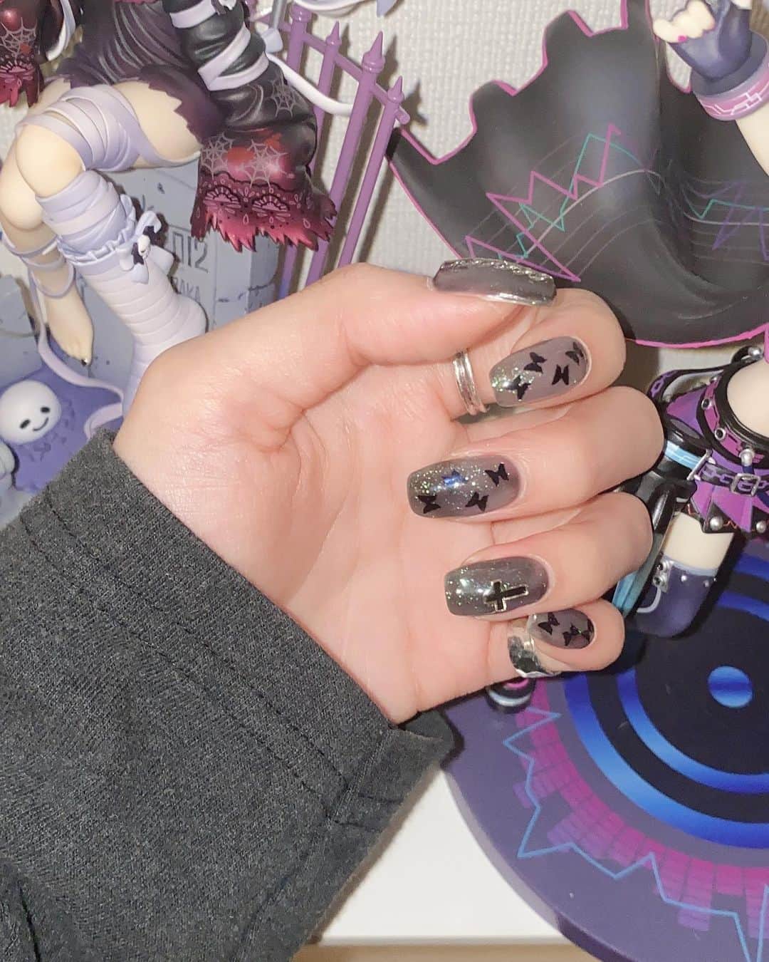 のインスタグラム：「年内最後のネイル💅 久々の黒！🦋のホロがかわちい もえちゃん @krt_0129 ありがと❤️  #inthink」