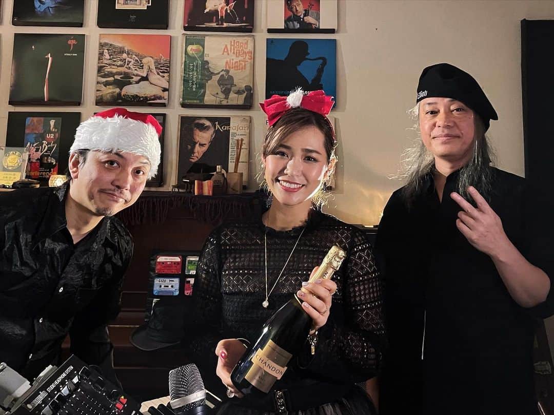 二宮愛のインスタグラム：「普段ライブやツアーでどれだけ観客の皆様に支えられているかを改めて感じた、 二宮愛・初めてのYouTubeライブ。  ライブと呼べるものは、今年はこれ一本でした。 音質の問題や機材どうするとか、たくさん課題はありますが、 これからの時代、これはきっと新しいアーティストとしての生き方になると、そう実感しました。  これからも頑張ろうと思います。 一緒に走り続けてくださっている高橋さんと共に、自分自身のためにも、精進！！！！」