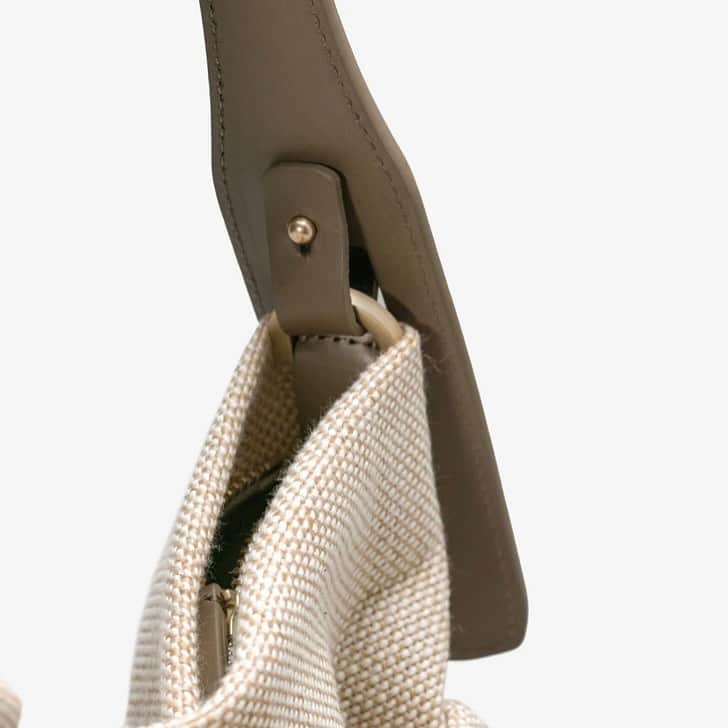 ローさんのインスタグラム写真 - (ローInstagram)「the one of a kind strap closure design- “Leather Die-Cut Illusion”  die-cut the leather strap, fold it behind and close with clasp closure which perfectly shown the embossed leather logo on the side of the bag.  #METROPOLIS Rhea Fabric Hobo #robags｜robags.com」12月30日 19時19分 - ro_bags
